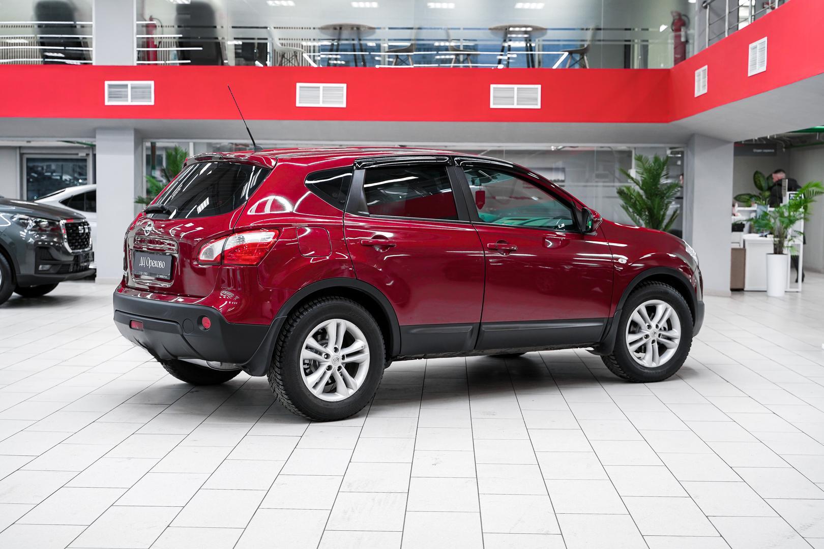 Nissan Qashqai 2010, красный, ДЦ Орехово