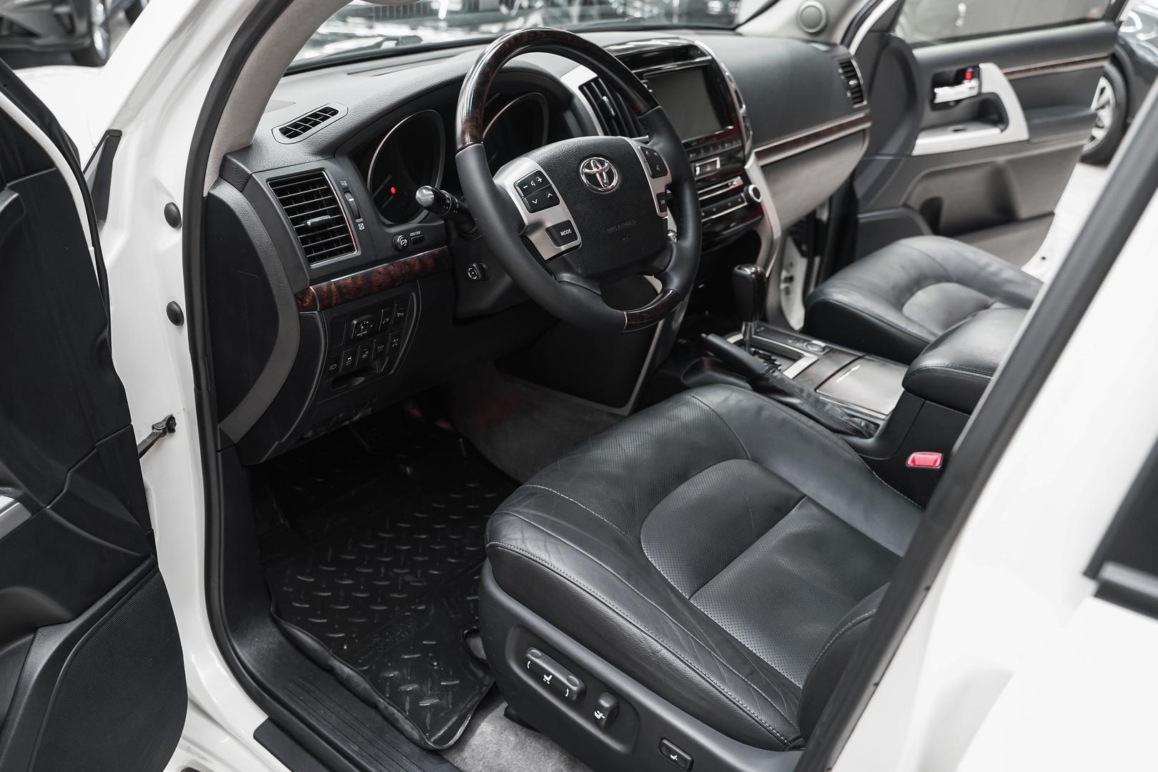 Toyota Land Cruiser 2014, белый, ДЦ Орехово