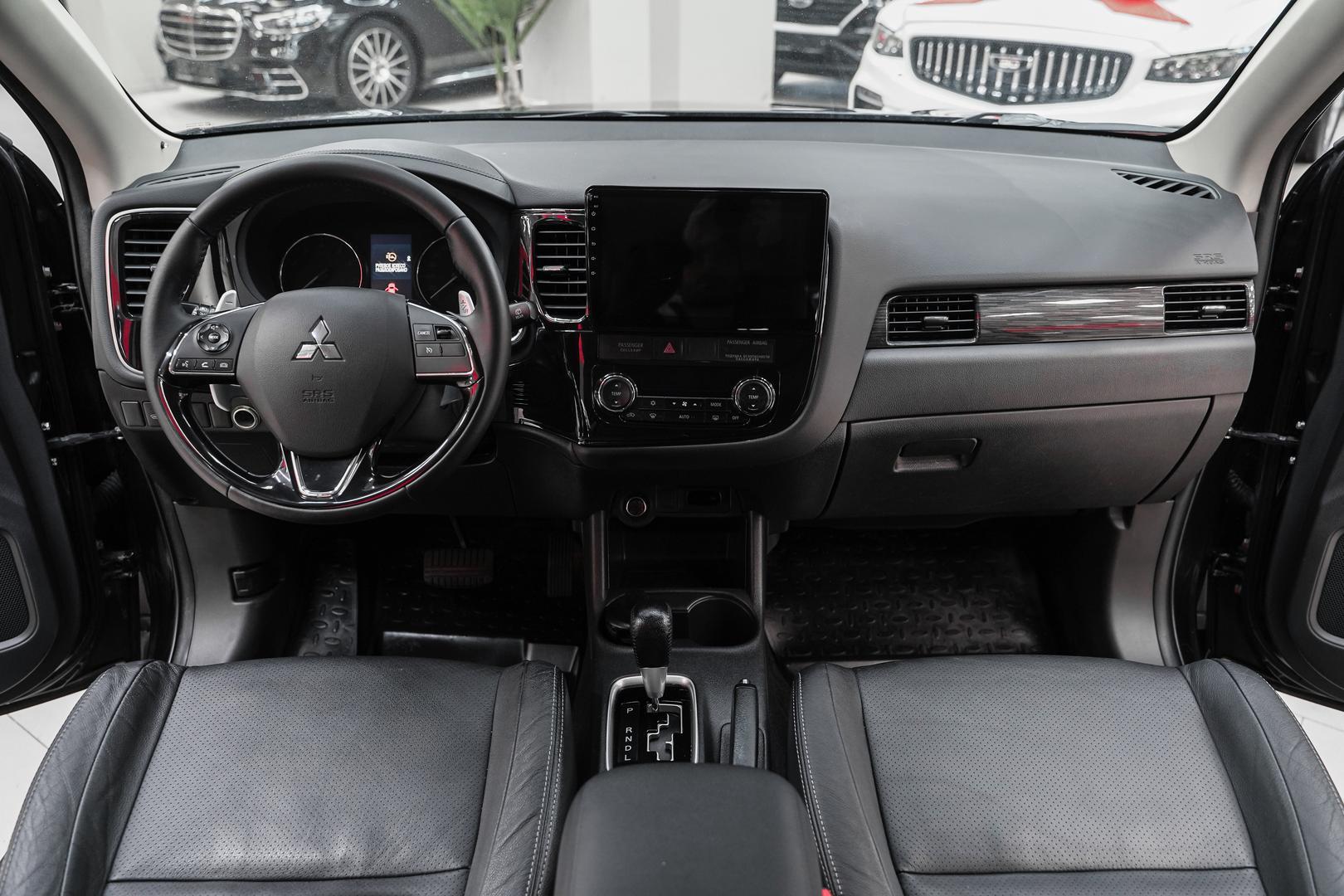 Mitsubishi Outlander 2015, черный, ДЦ Орехово