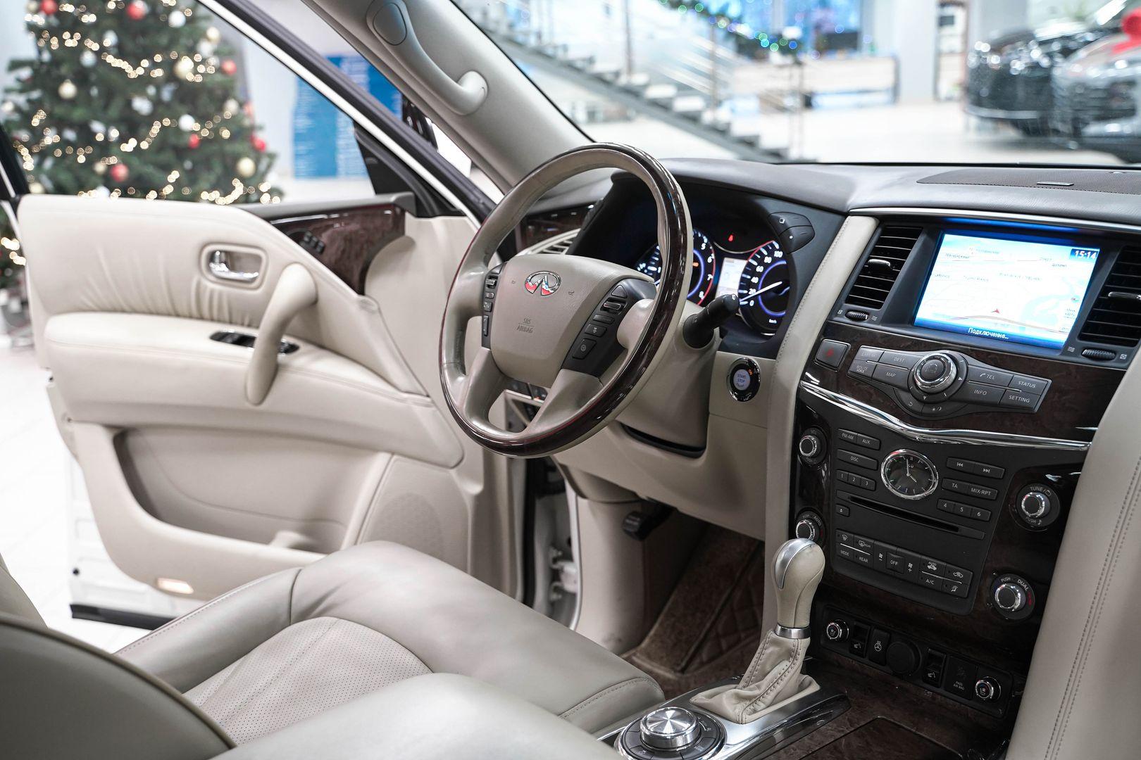 Infiniti QX56 2010, белый, ДЦ Орехово