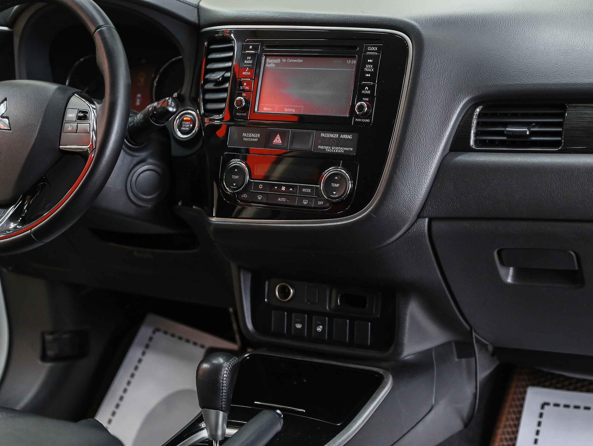 Mitsubishi Outlander 2017, белый, ДЦ Орехово