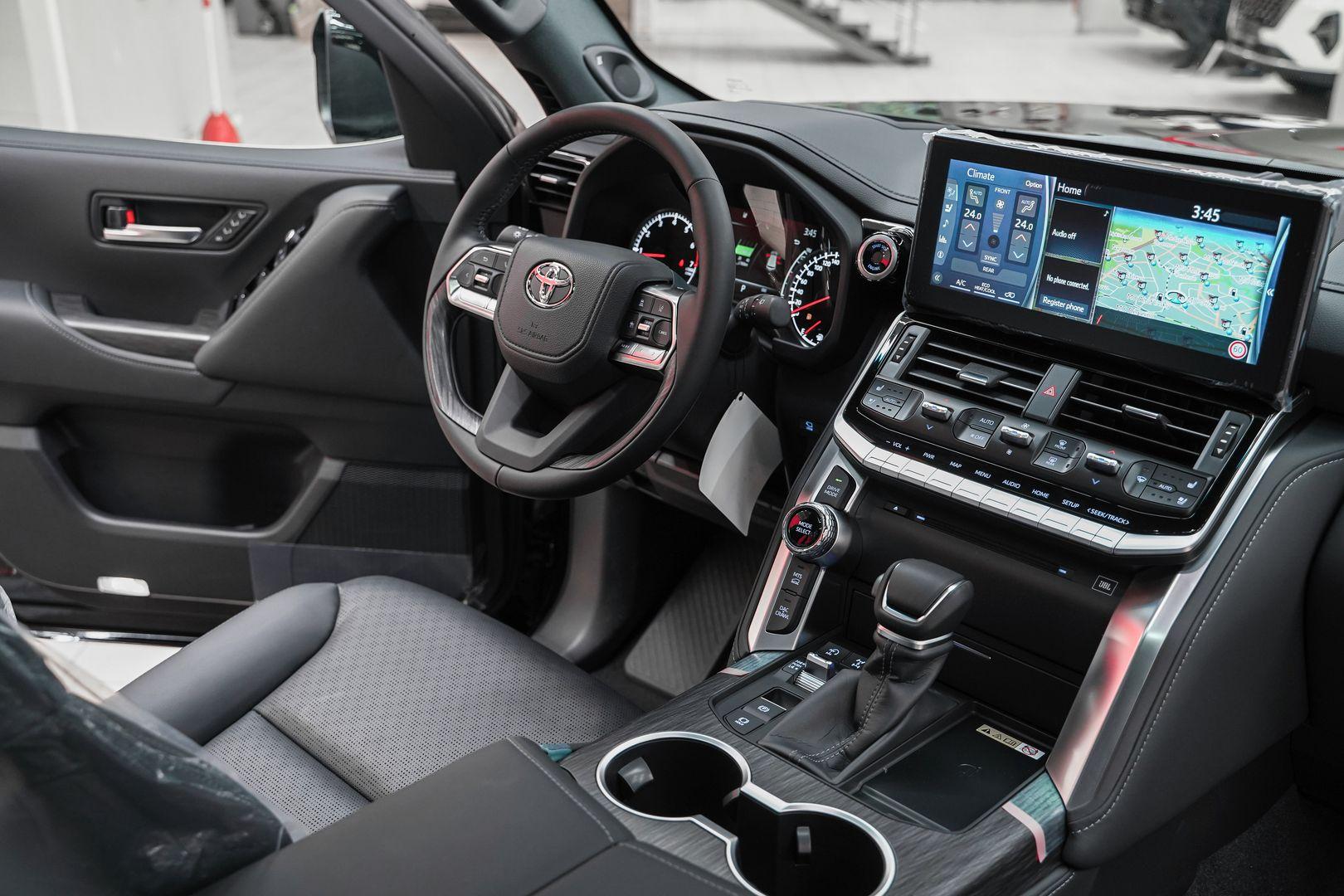 Toyota Land Cruiser 2024, черный, ДЦ Орехово