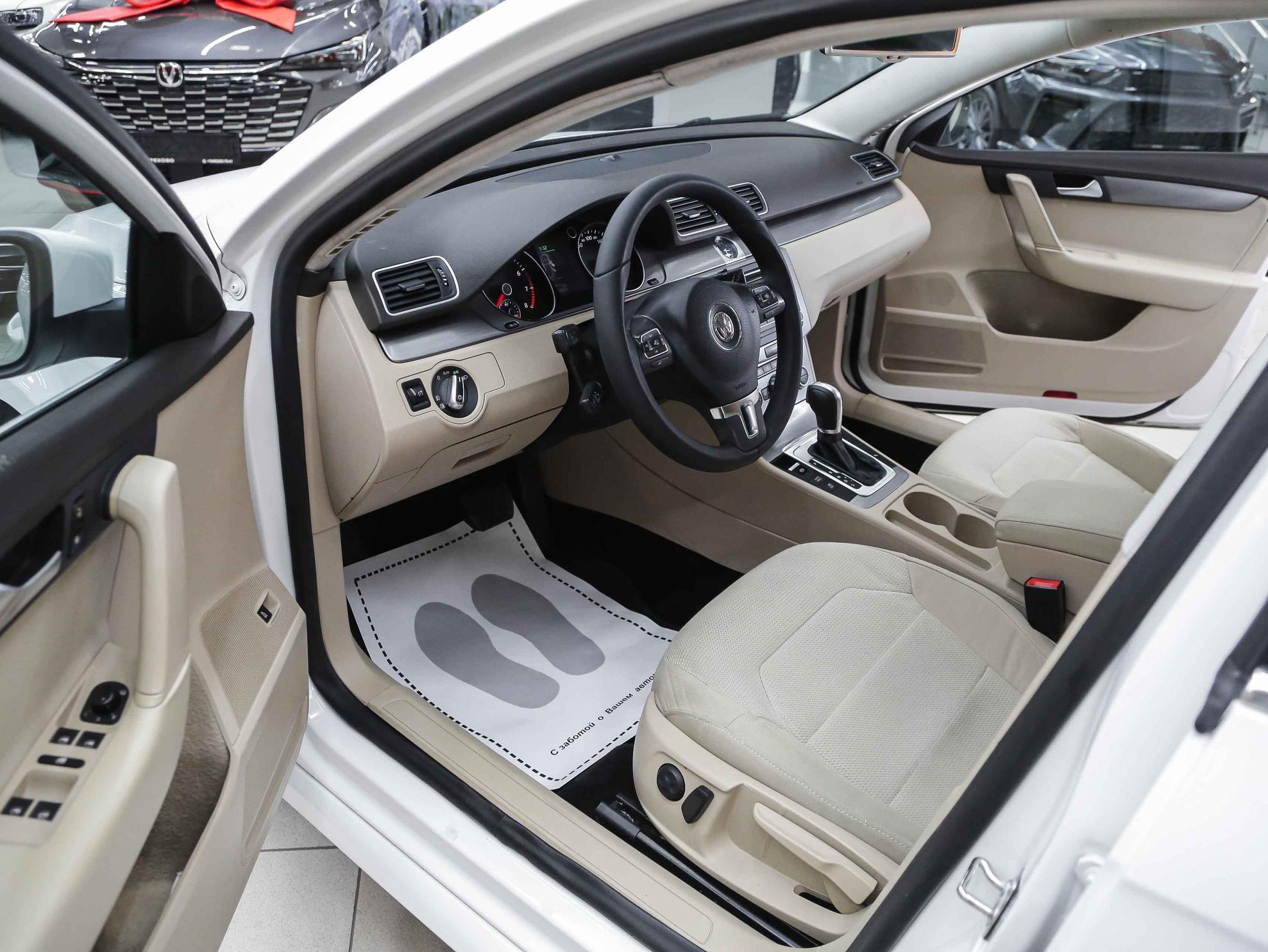 Volkswagen Passat 2014, белый, ДЦ Орехово
