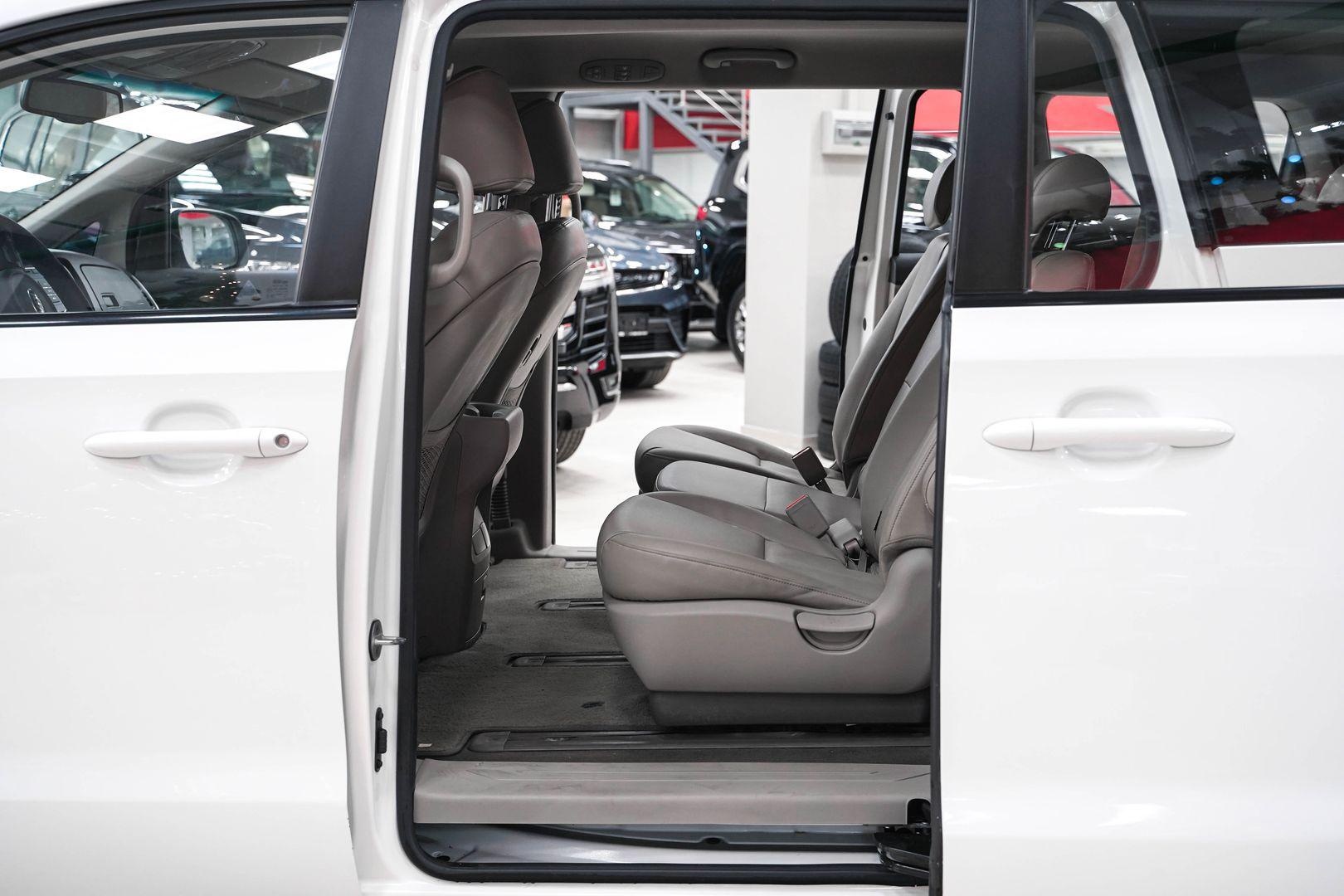 Kia Carnival 2016, белый, ДЦ Орехово