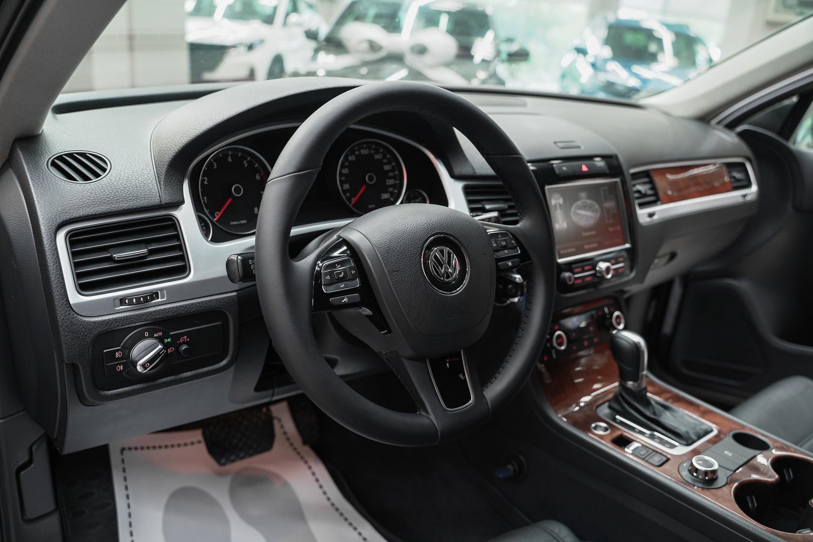 Volkswagen Touareg 2010, черный, ДЦ Орехово