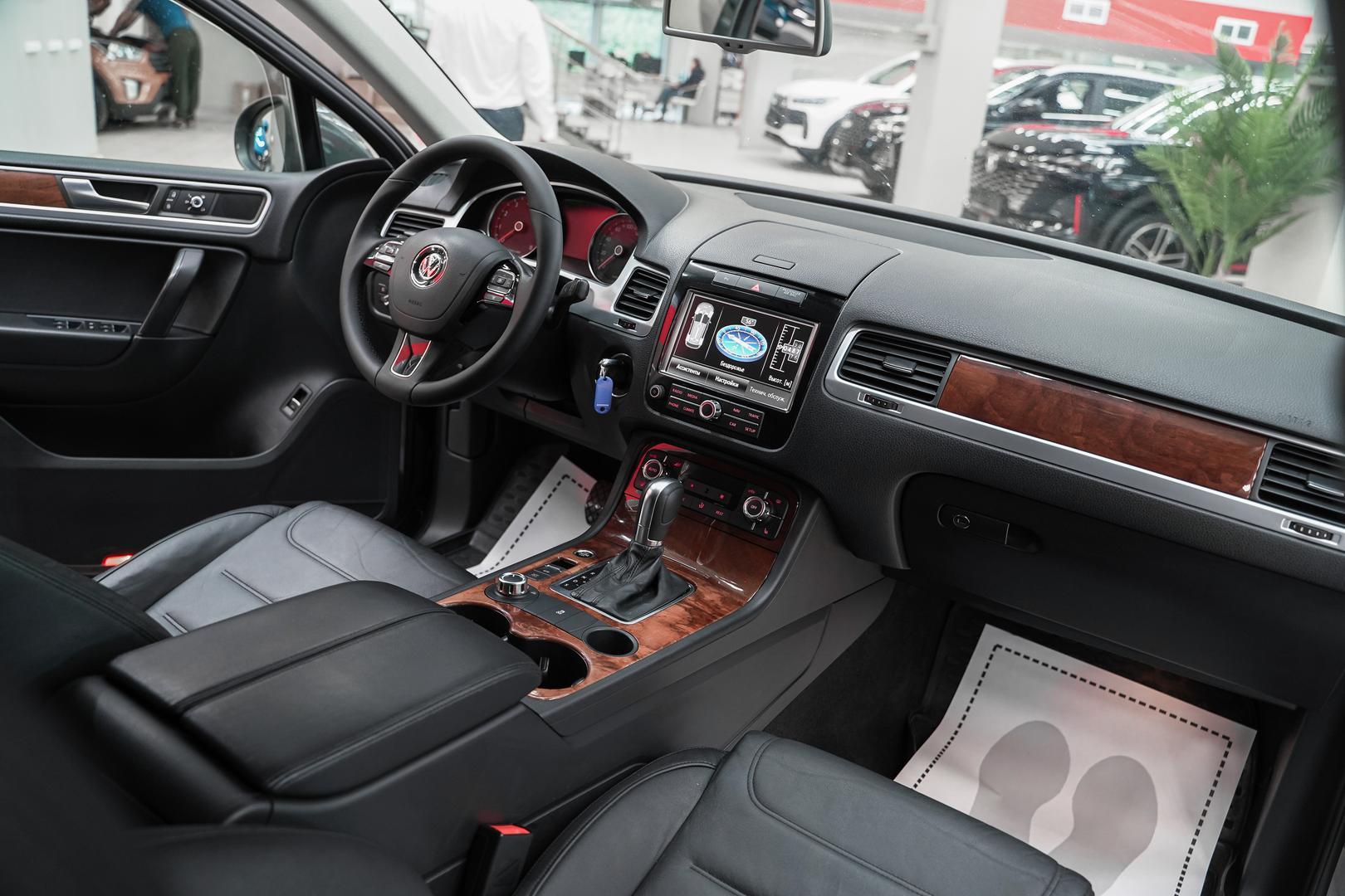 Volkswagen Touareg 2010, черный, ДЦ Орехово