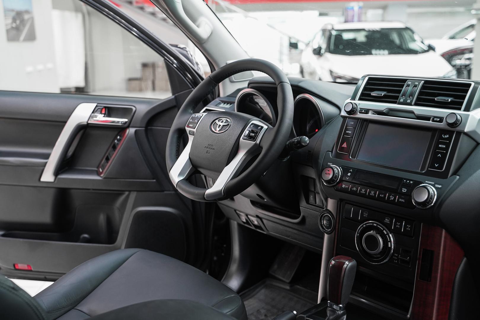Toyota Land Cruiser Prado 2014, черный, ДЦ Орехово