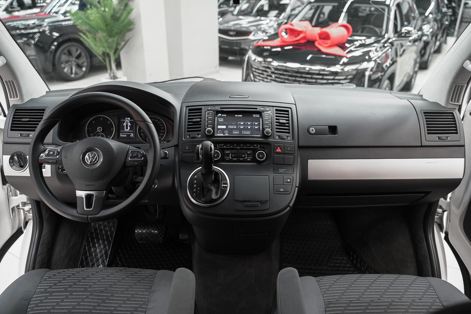 Volkswagen Multivan 2011, белый, ДЦ Орехово