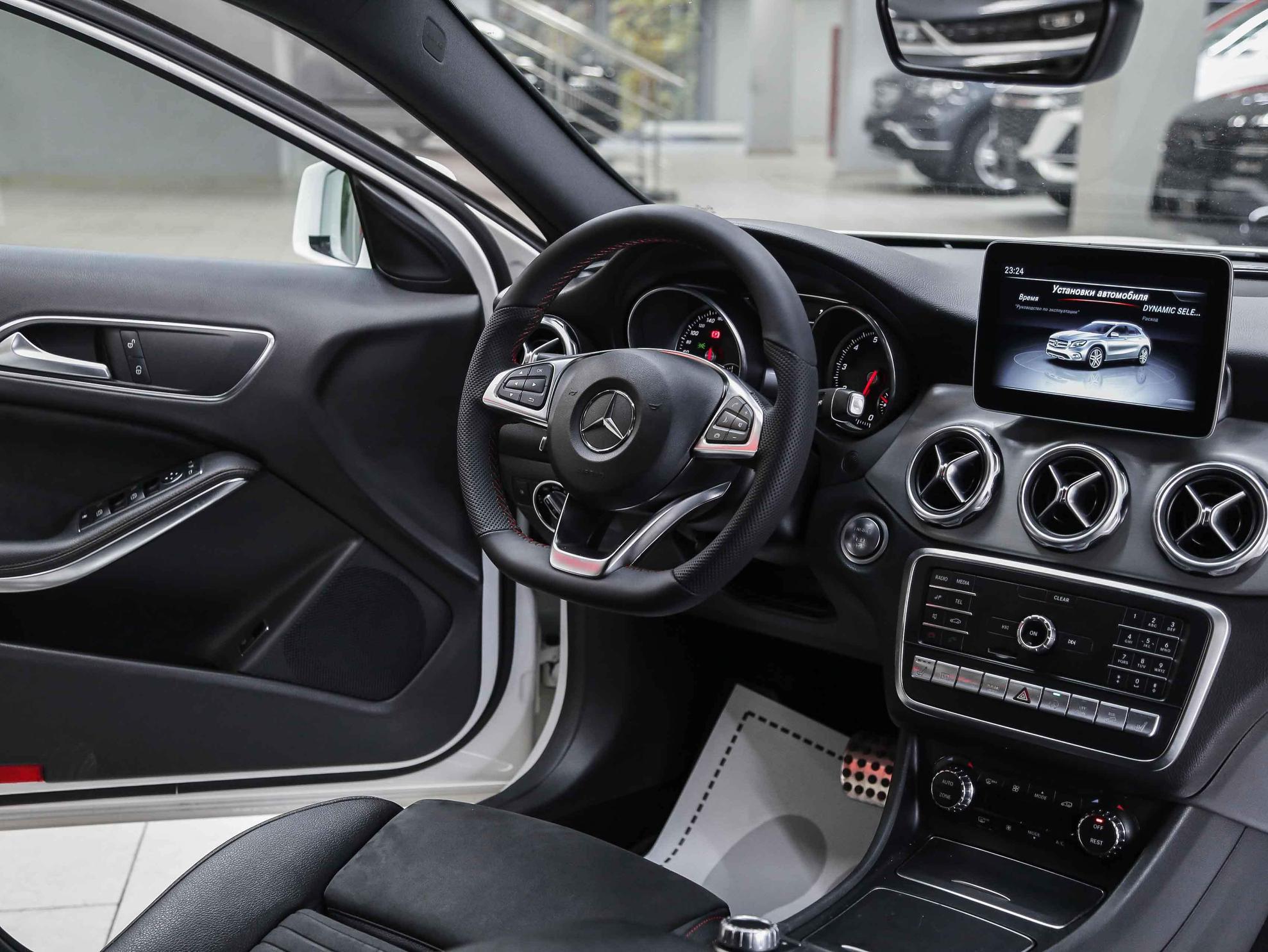 Mercedes-Benz GLA 2018, белый, ДЦ Орехово