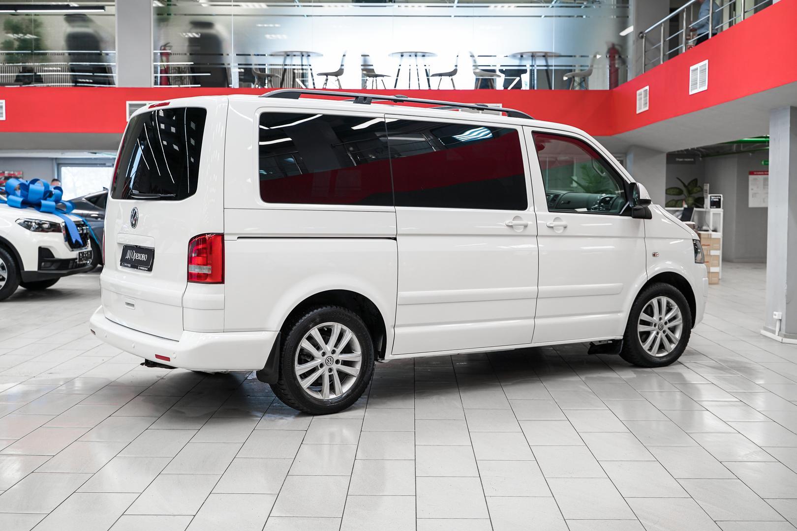 Volkswagen Multivan 2010, белый, ДЦ Орехово