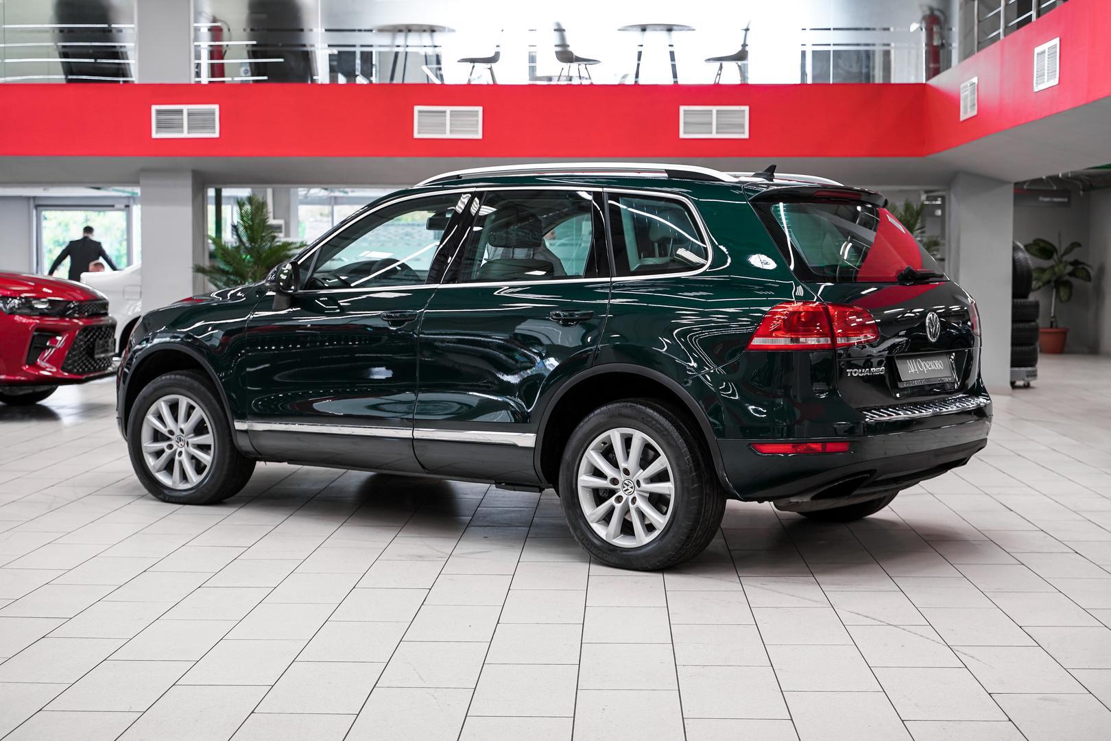 Volkswagen Touareg 2011, зеленый, ДЦ Орехово