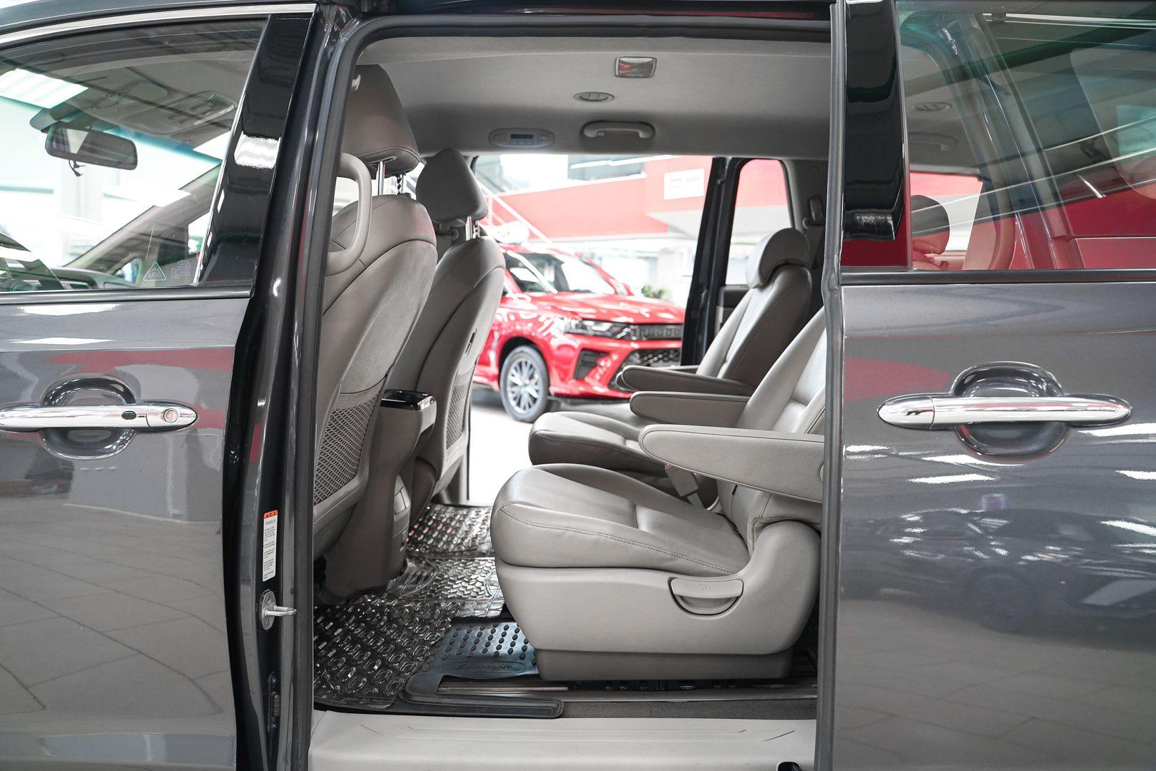 Kia Carnival 2017, серый, ДЦ Орехово