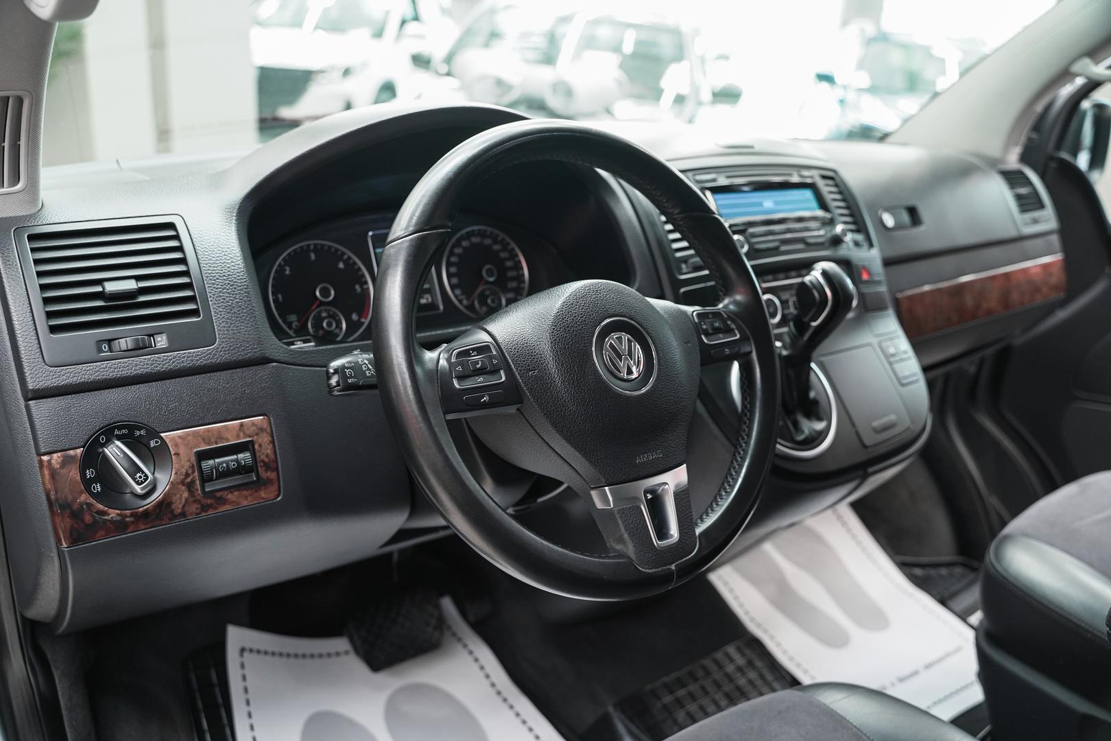 Volkswagen Multivan 2011, серый, ДЦ Орехово