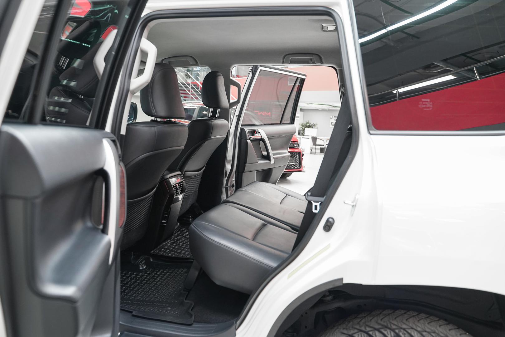 Toyota Land Cruiser Prado 2017, белый, ДЦ Орехово