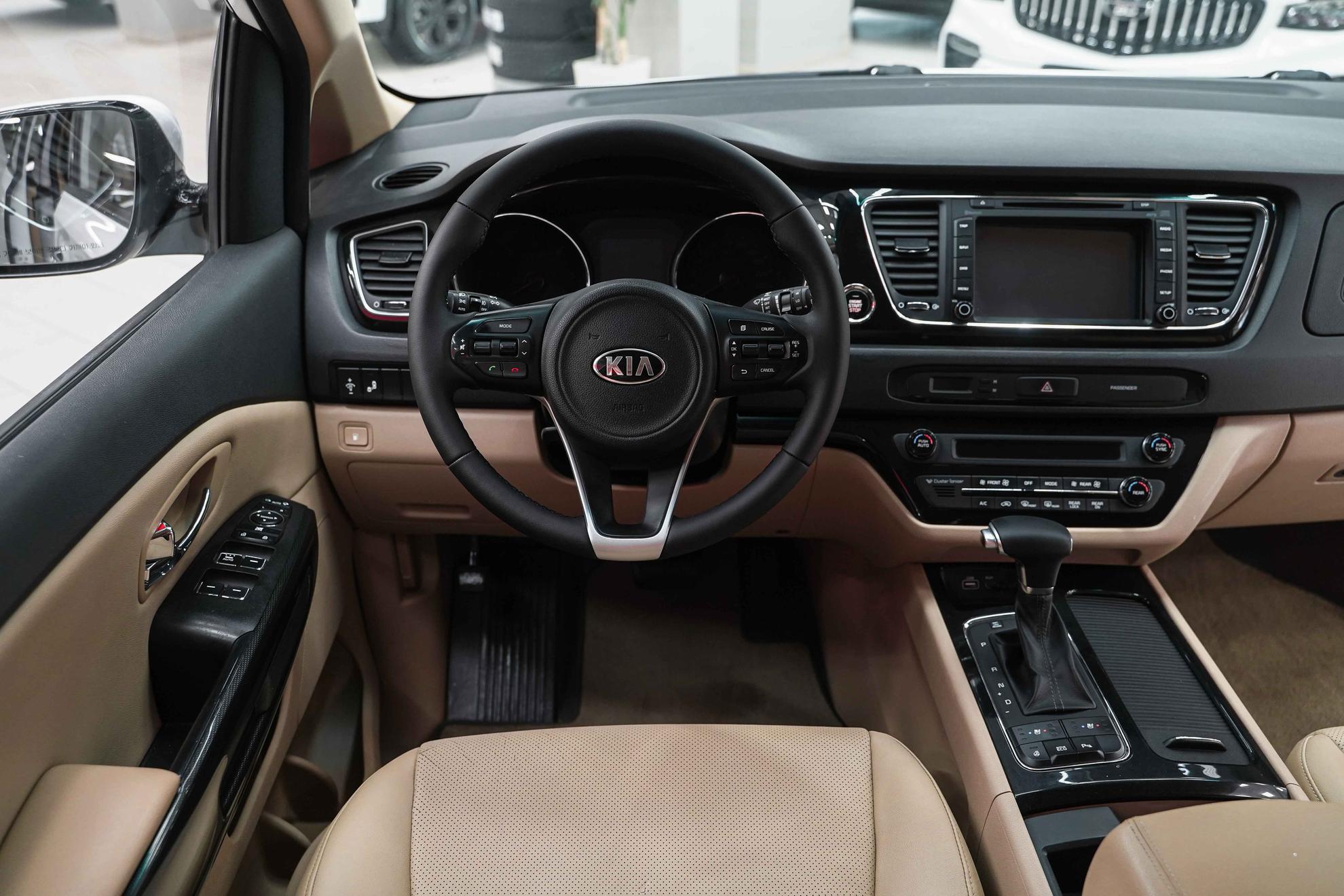 Kia Carnival 2018, белый, ДЦ Орехово