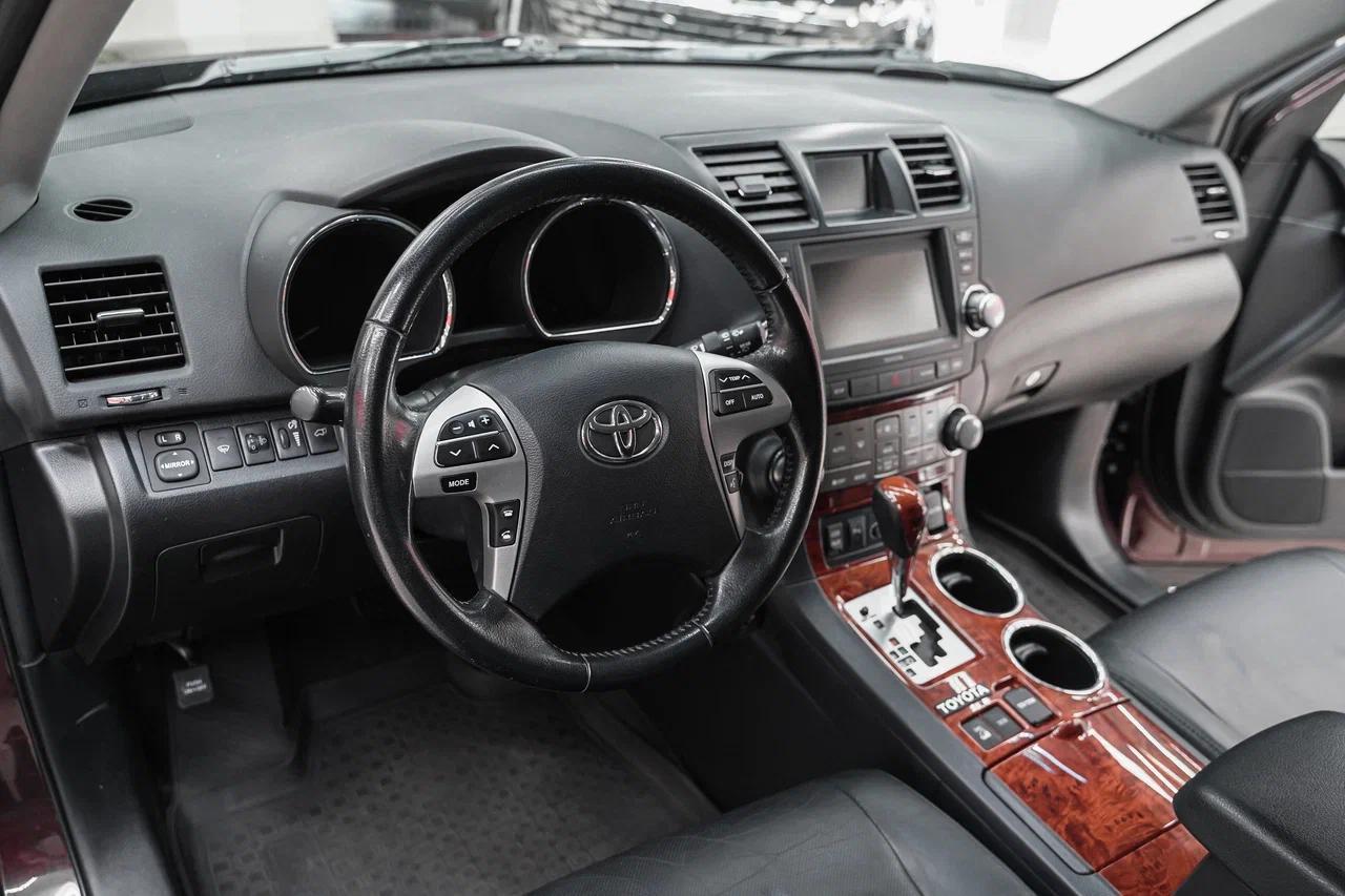 Toyota Highlander 2013, пурпурный, ДЦ Орехово
