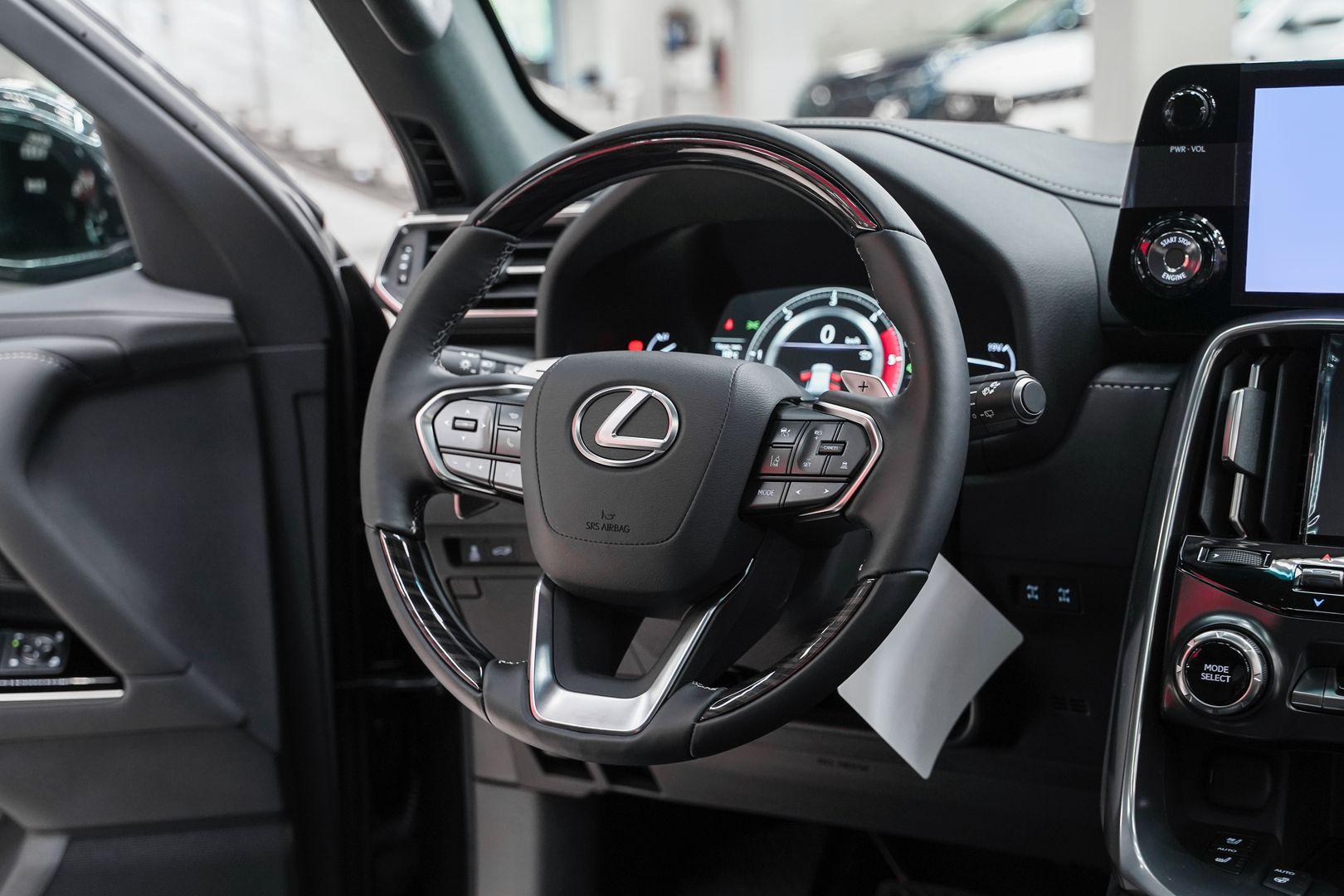 Lexus LX 2024, черный, ДЦ Орехово