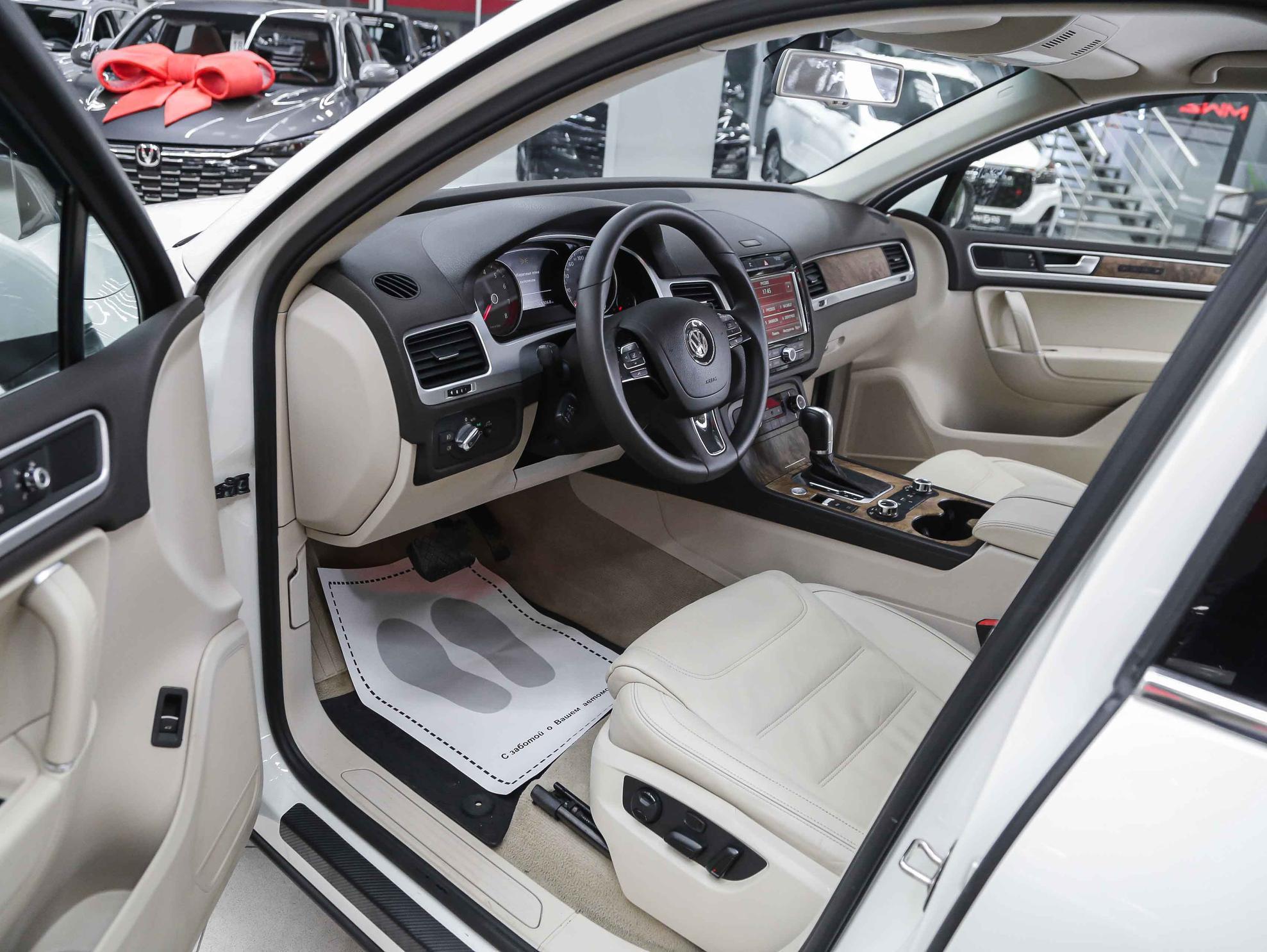 Volkswagen Touareg 2011, белый, ДЦ Орехово