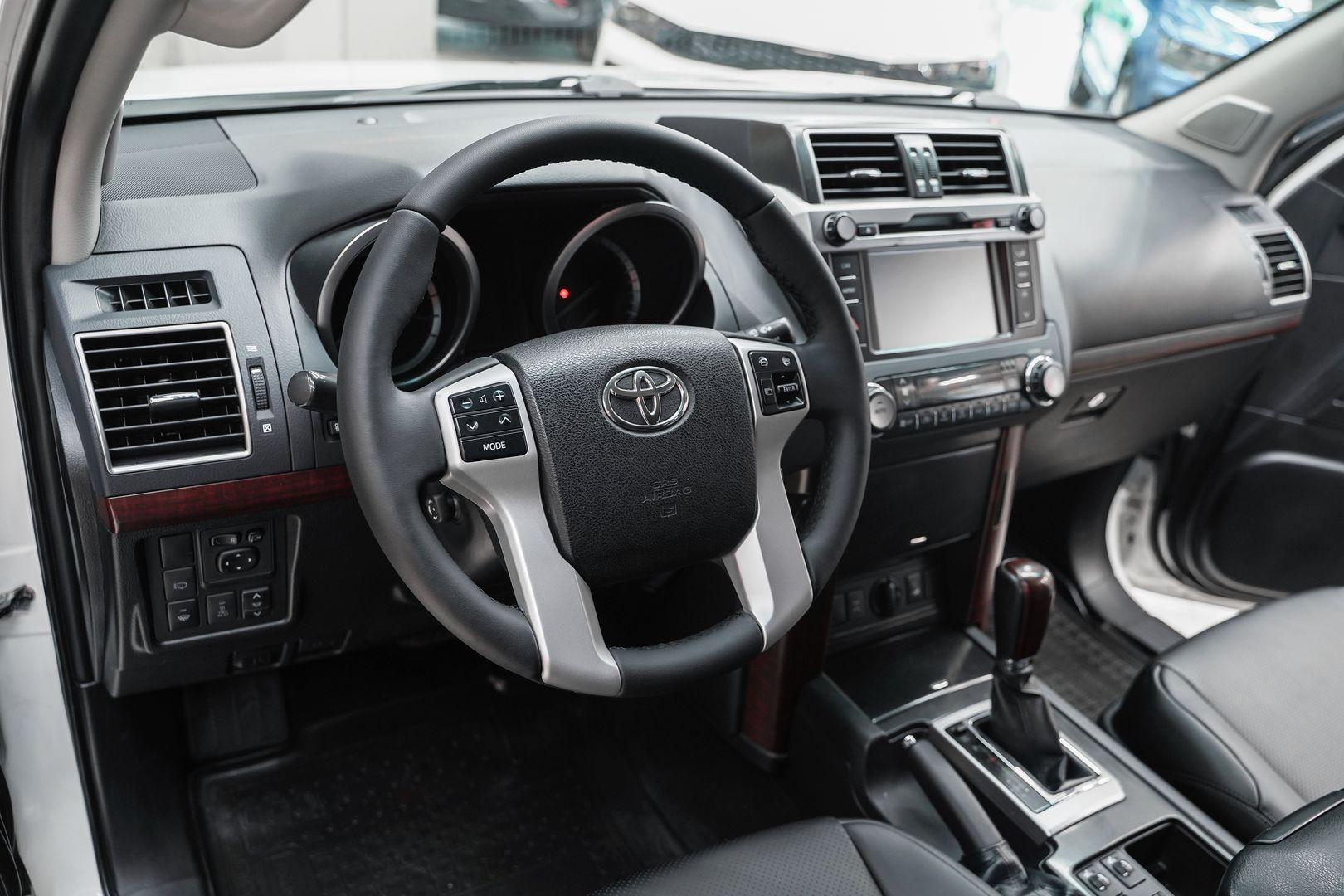 Toyota Land Cruiser Prado 2015, белый, ДЦ Орехово