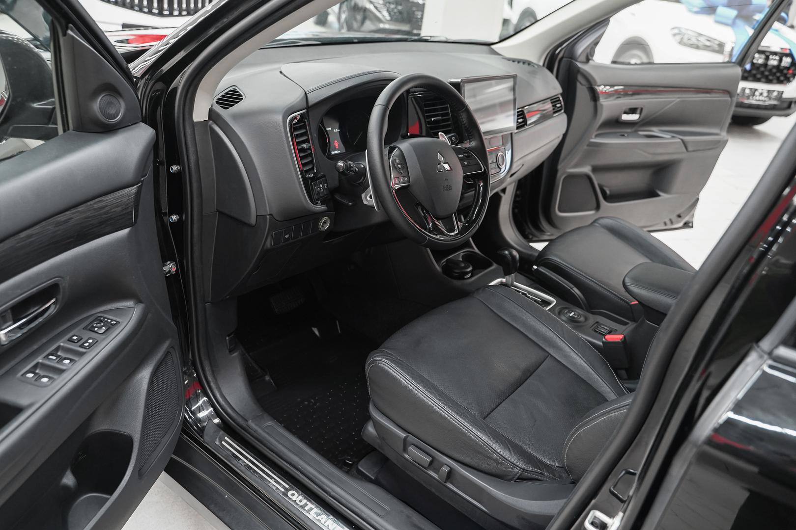 Mitsubishi Outlander 2015, черный, ДЦ Орехово
