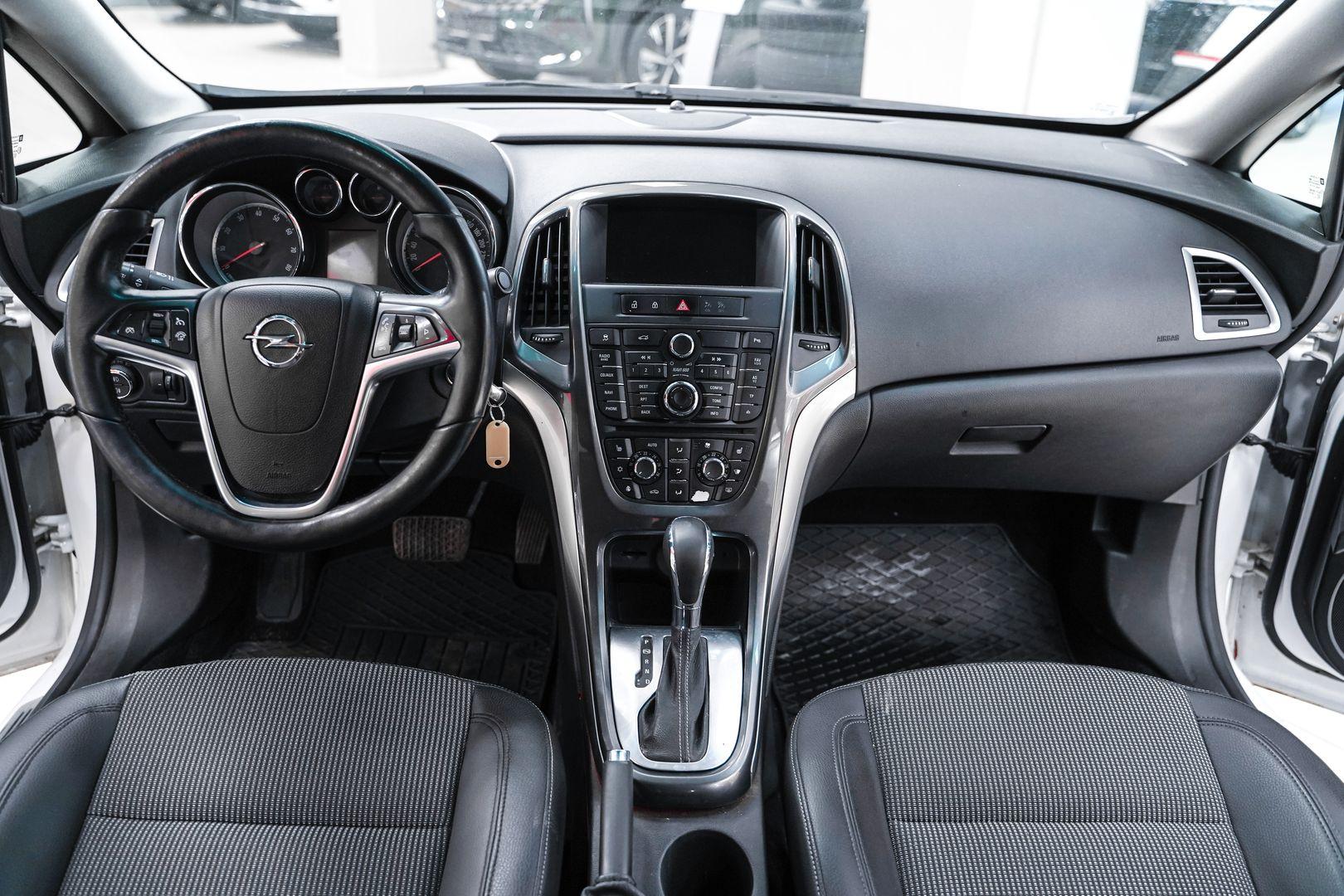 Opel Astra 2013, белый, ДЦ Орехово