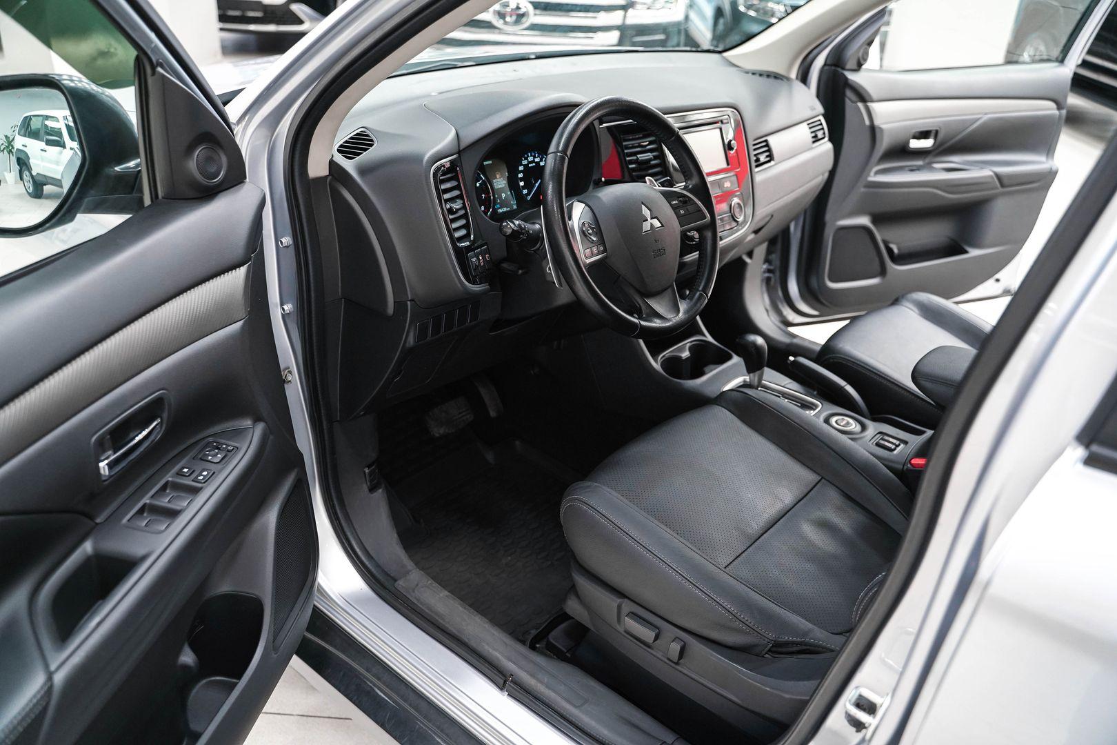 Mitsubishi Outlander 2012, серебряный, ДЦ Орехово