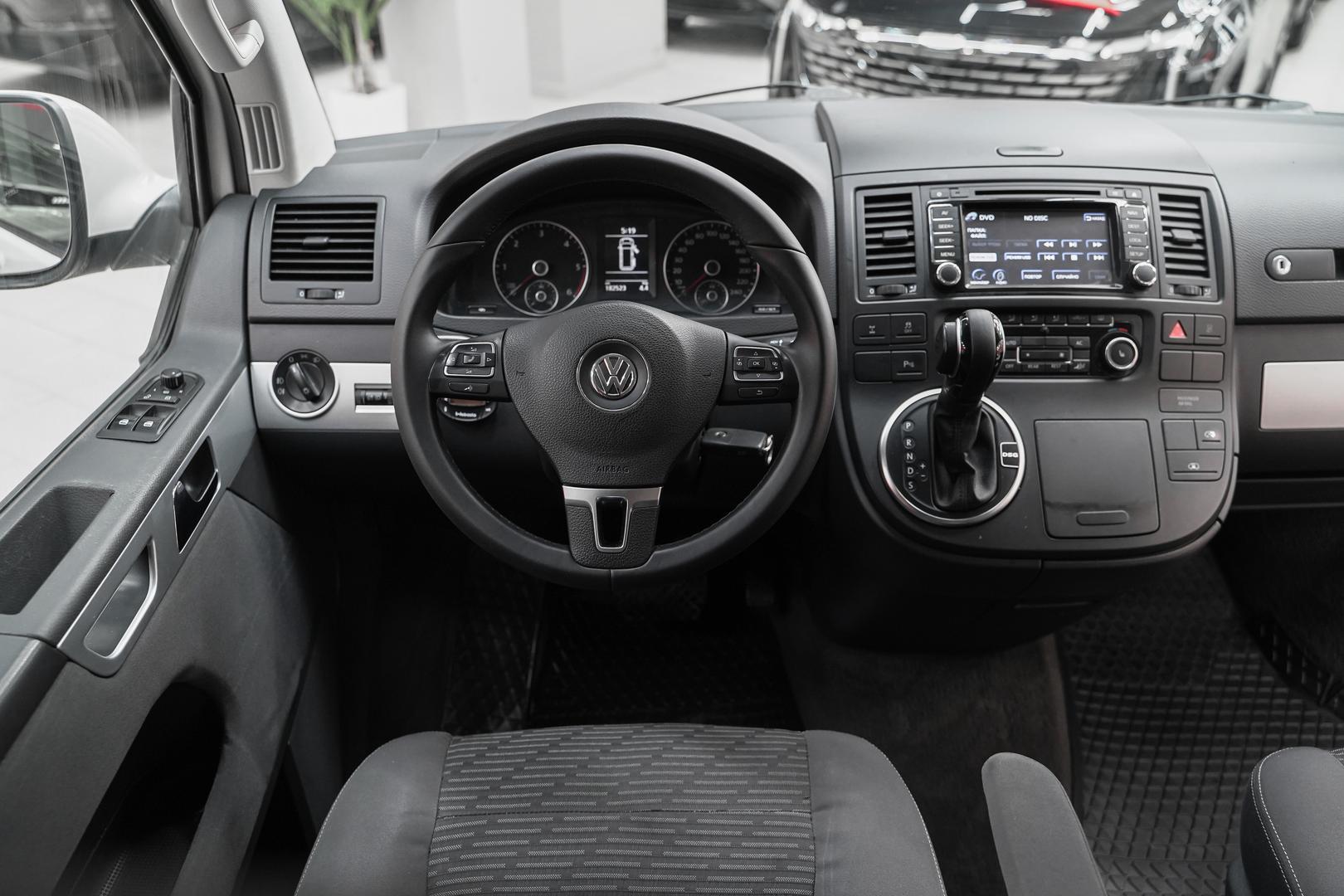 Volkswagen Multivan 2011, белый, ДЦ Орехово