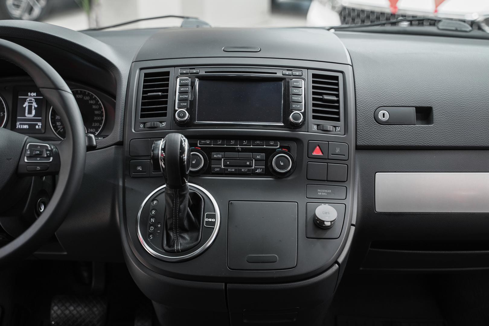 Volkswagen Multivan 2010, белый, ДЦ Орехово