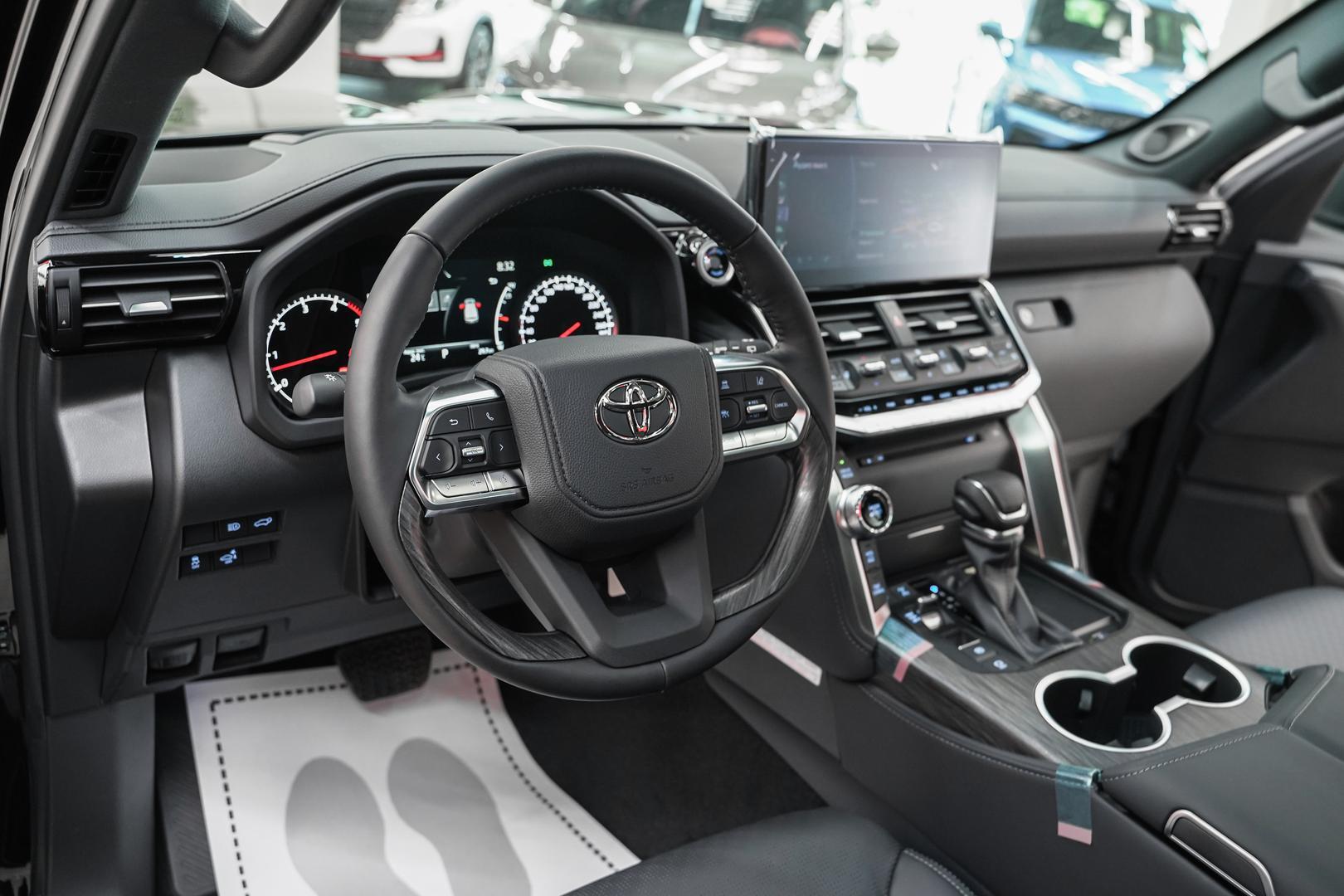 Toyota Land Cruiser 2024, черный, ДЦ Орехово