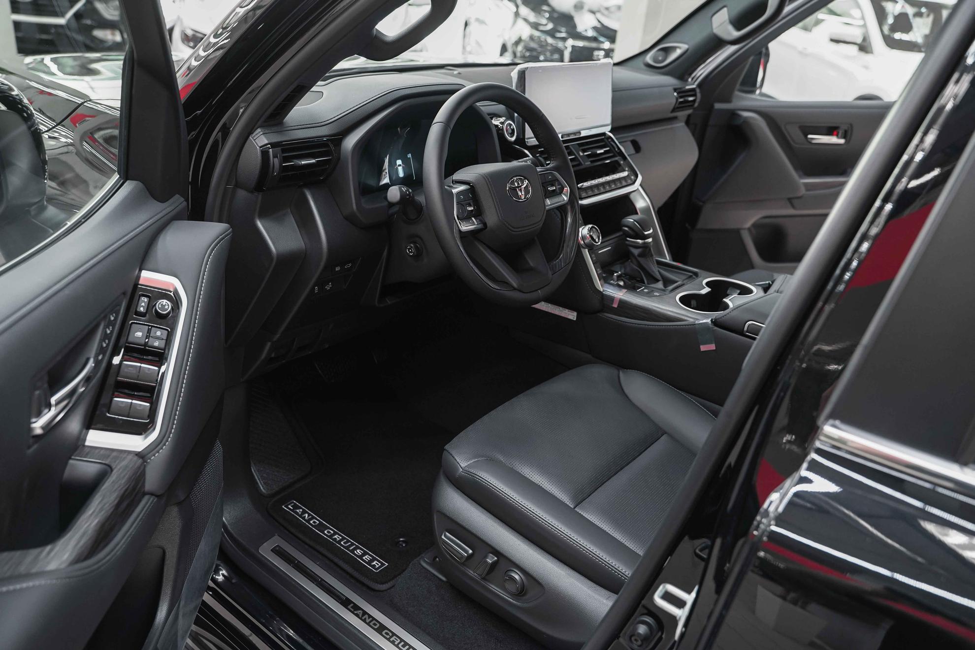 Toyota Land Cruiser 2026, черный, ДЦ Орехово