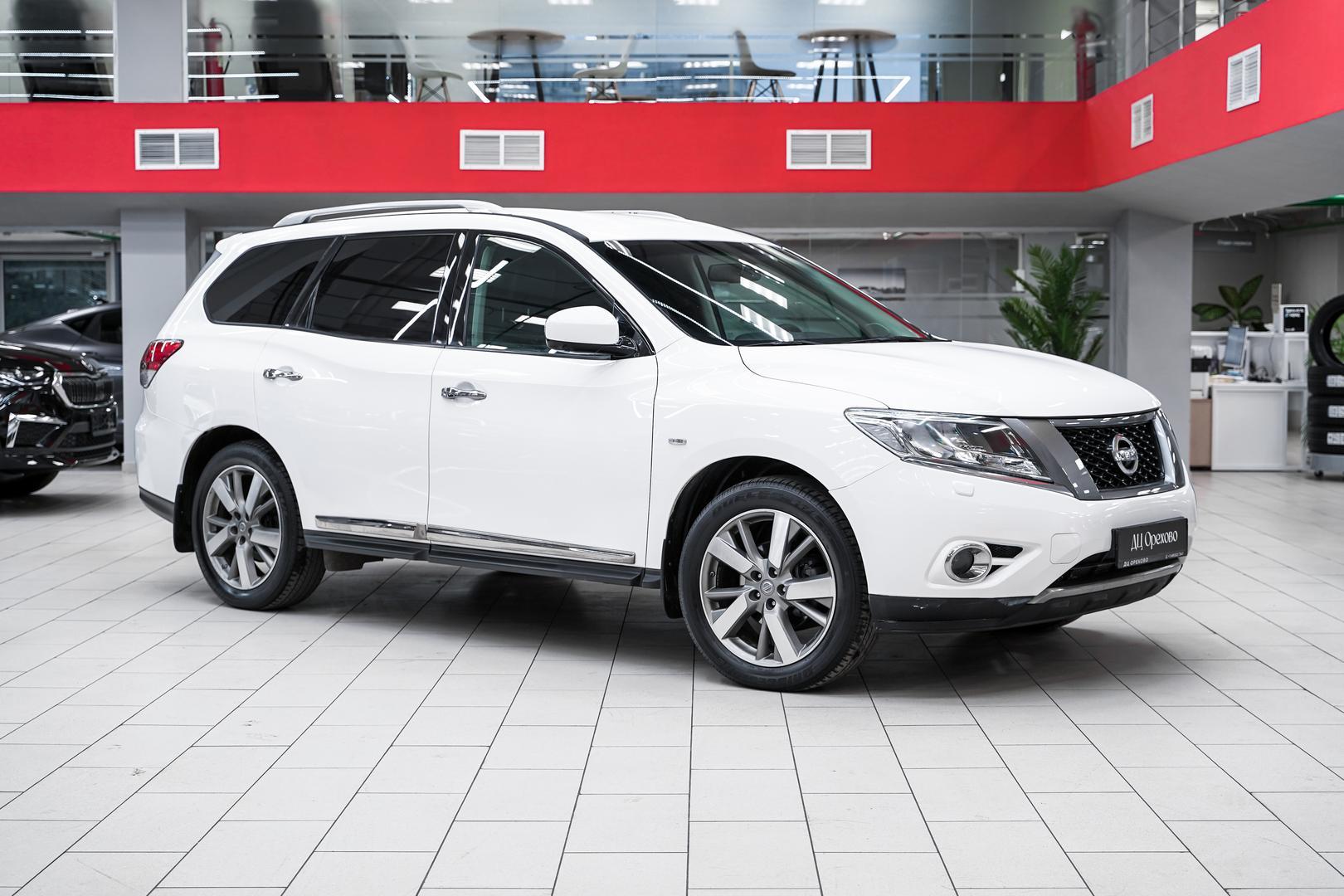 Nissan Pathfinder 2015, белый, ДЦ Орехово