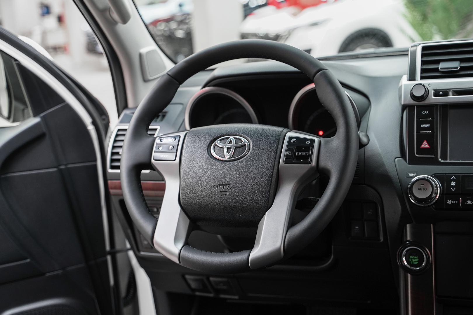 Toyota Land Cruiser Prado 2014, белый, ДЦ Орехово