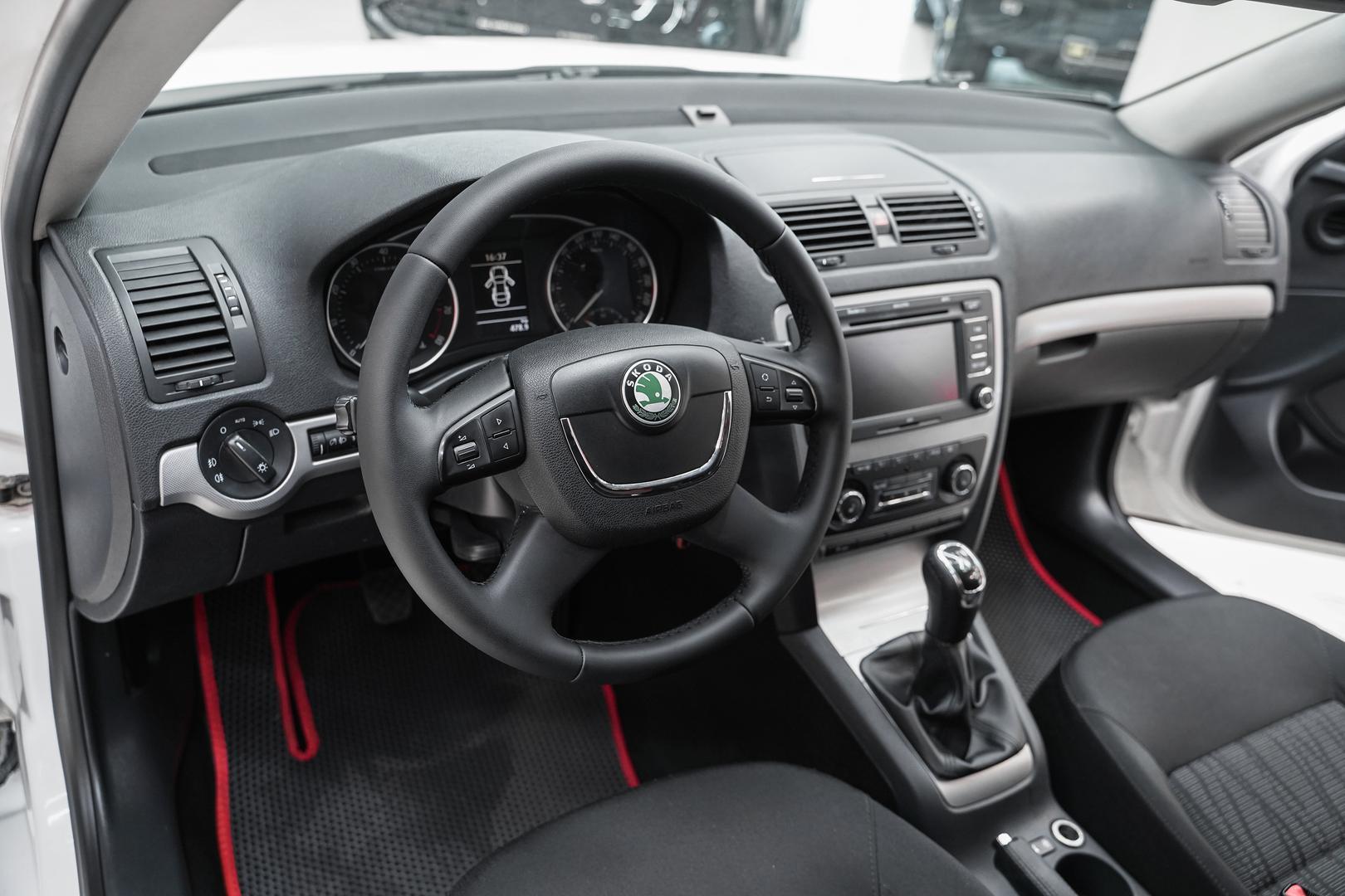 Skoda Octavia 2011, белый, ДЦ Орехово