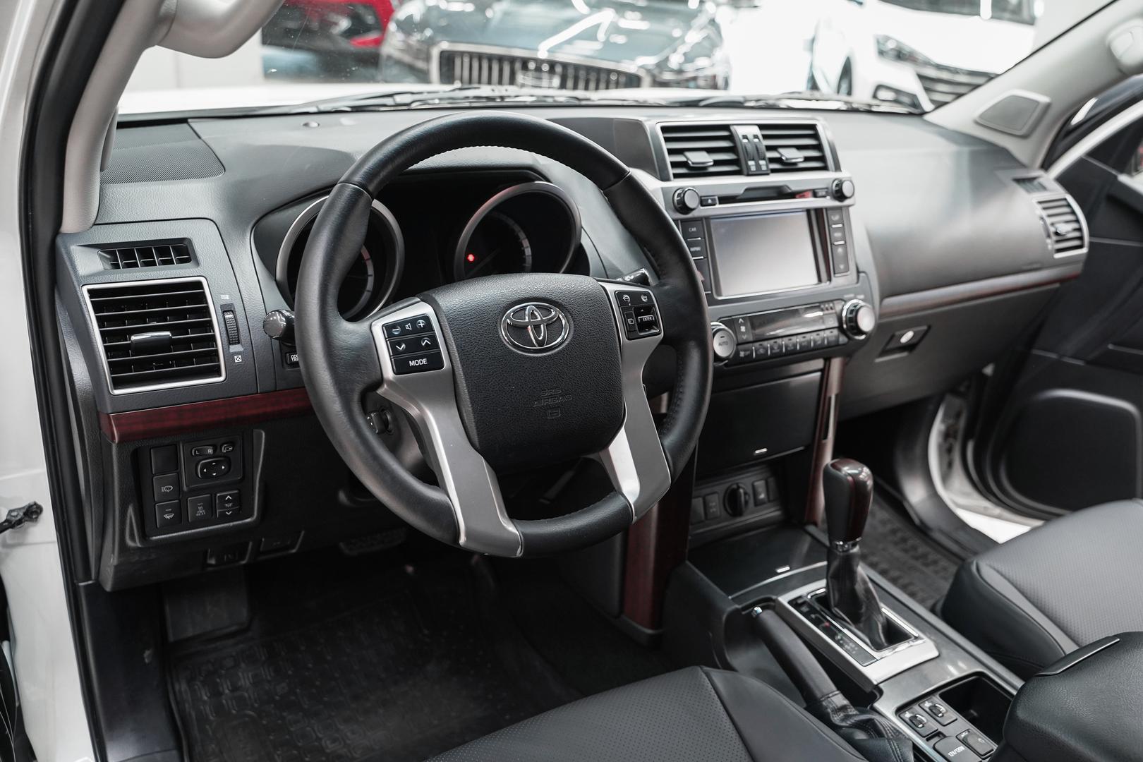 Toyota Land Cruiser Prado 2015, белый, ДЦ Орехово