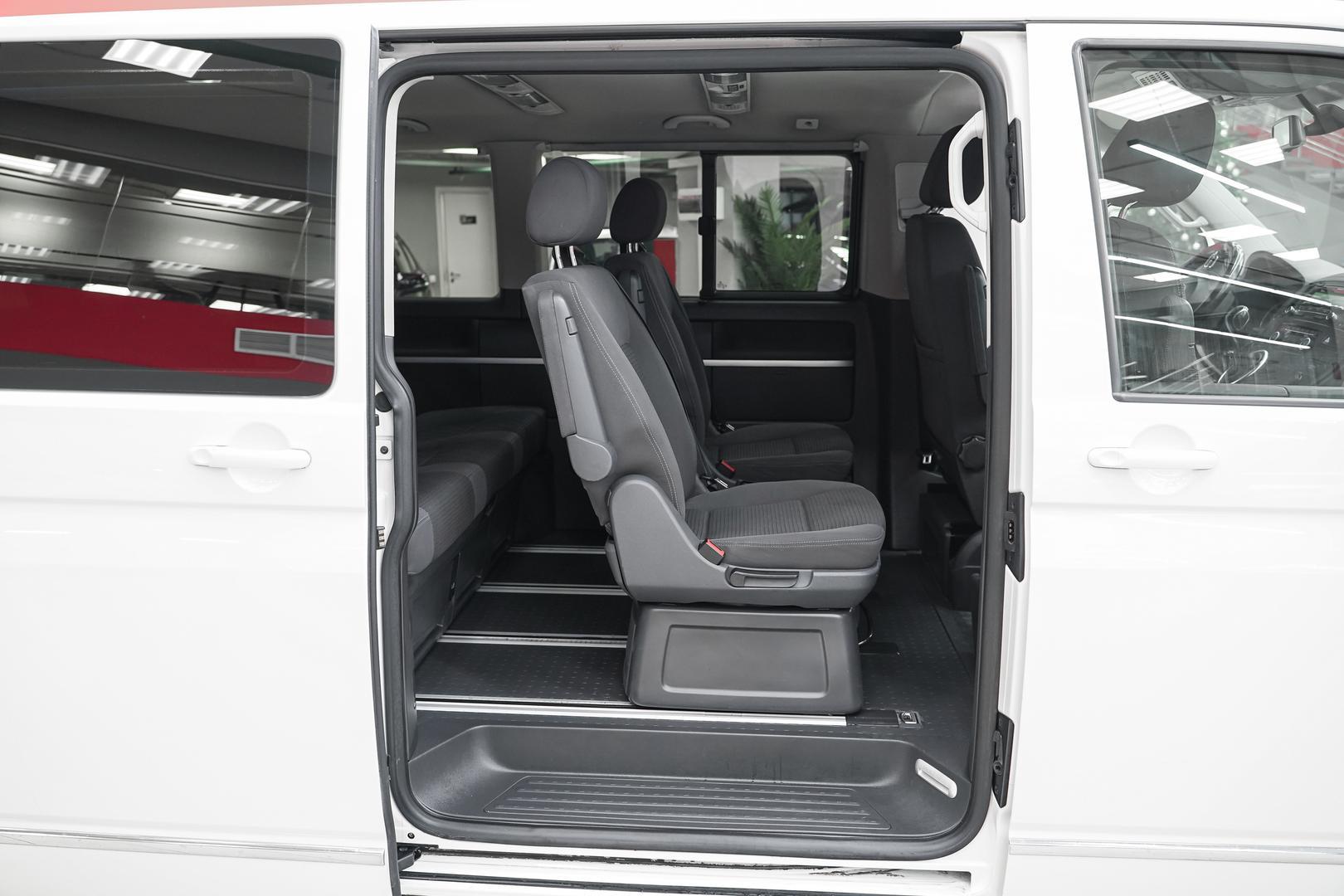 Volkswagen Multivan 2014, белый, ДЦ Орехово