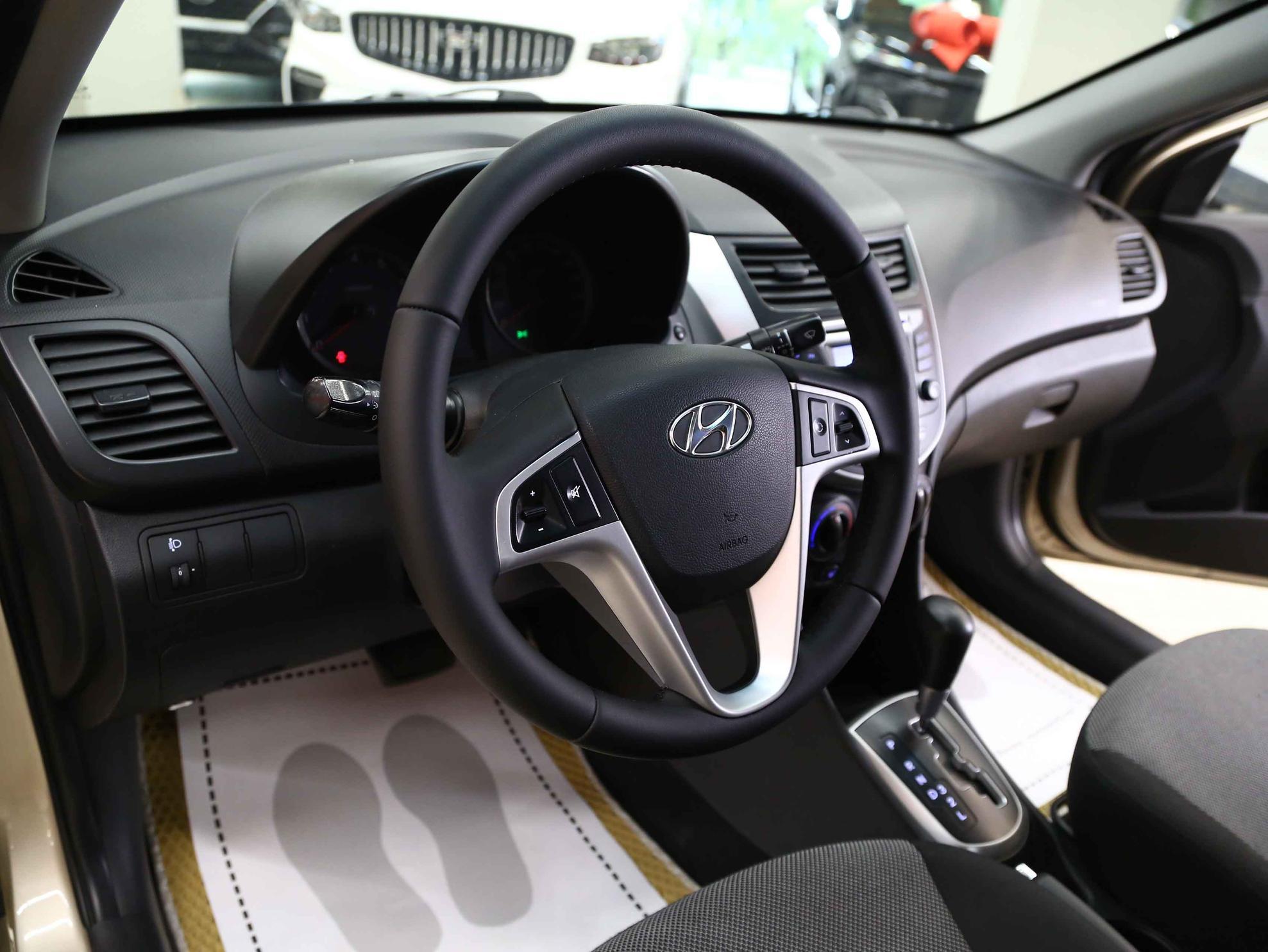 Hyundai Solaris 2013, бежевый, ДЦ Орехово
