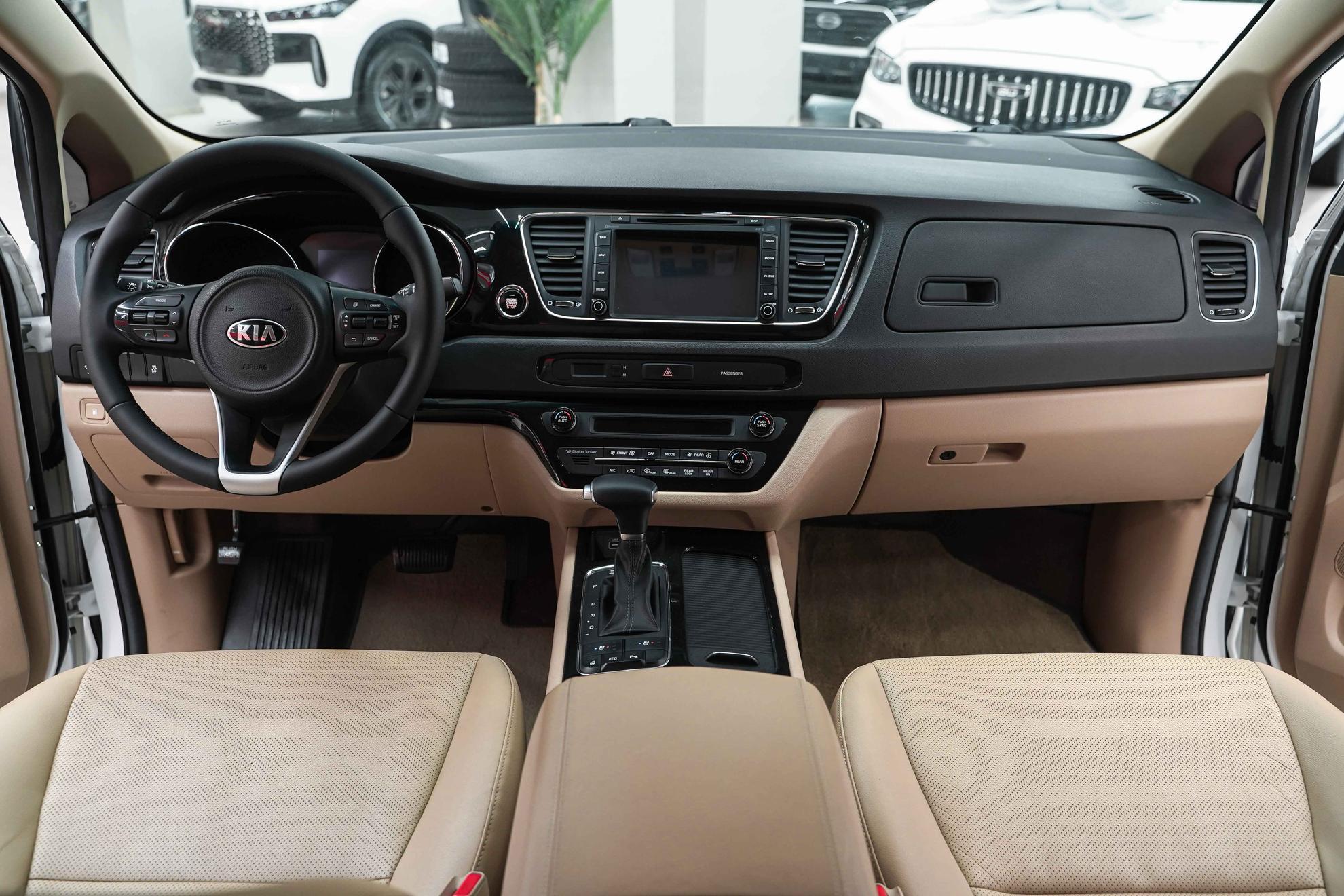 Kia Carnival 2018, белый, ДЦ Орехово