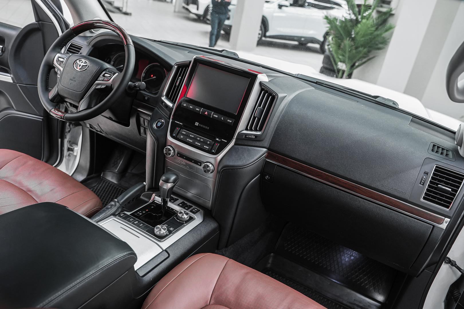 Toyota Land Cruiser 2016, белый, ДЦ Орехово