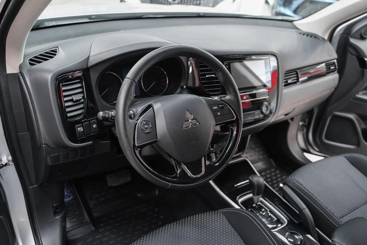 Mitsubishi Outlander 2019, серебряный, ДЦ Орехово