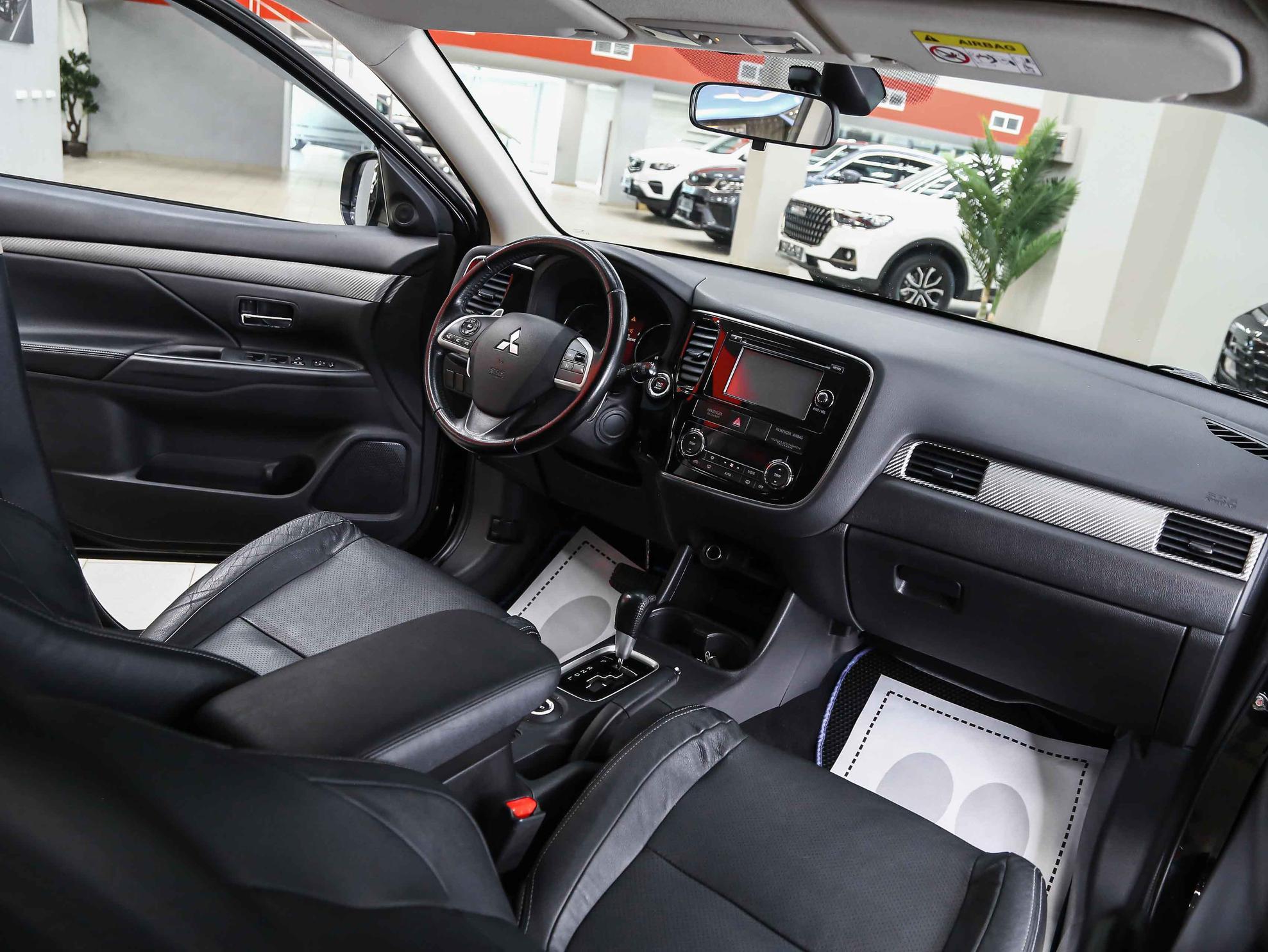 Mitsubishi Outlander 2014, черный, ДЦ Орехово