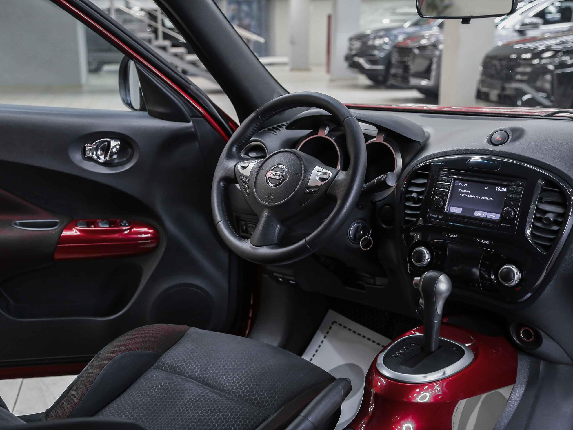 Nissan Juke 2011, красный, ДЦ Орехово