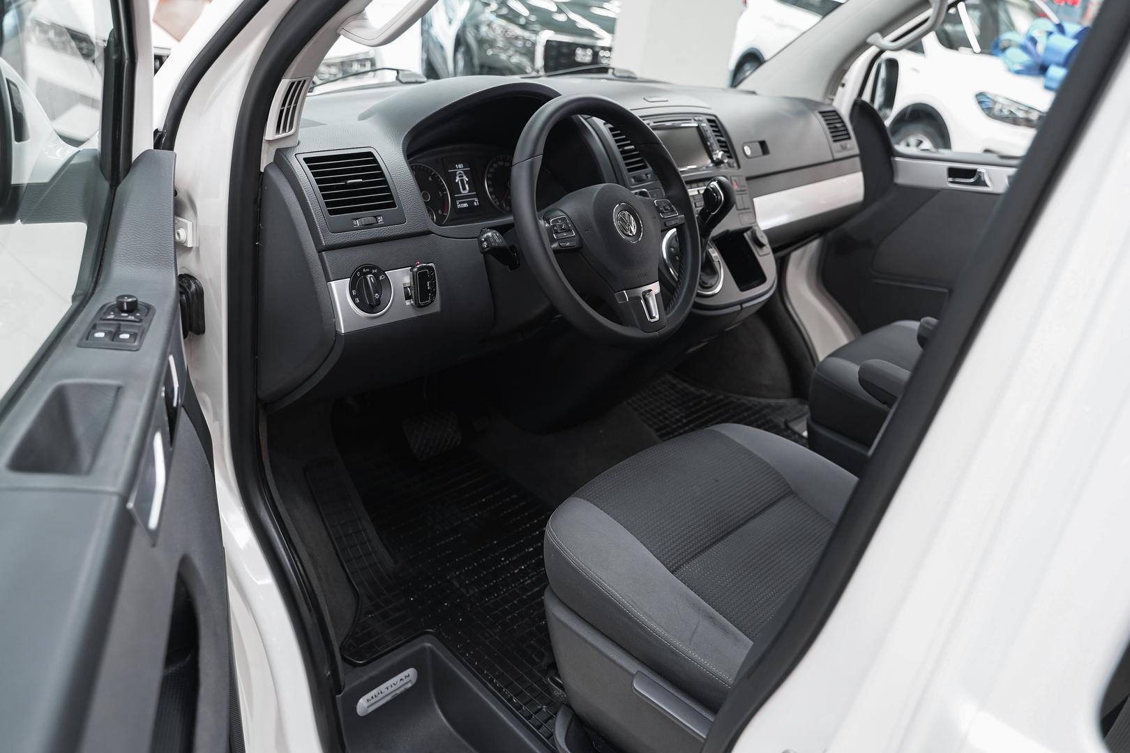 Volkswagen Multivan 2010, белый, ДЦ Орехово
