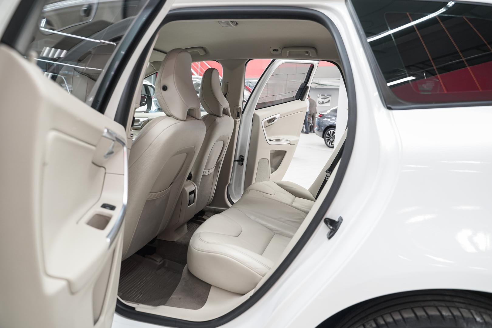 Volvo XC60 2010, белый, ДЦ Орехово