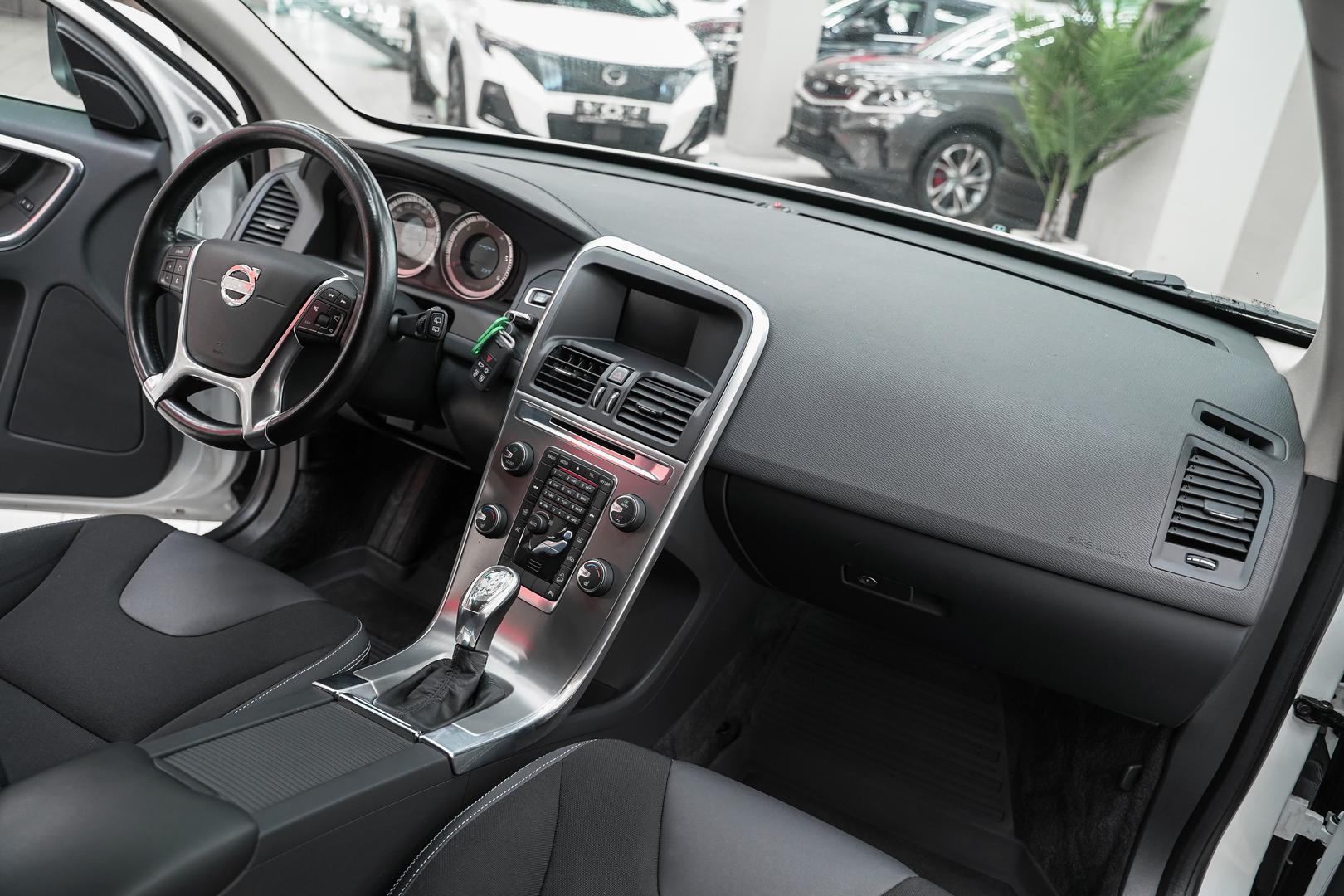 Volvo XC60 2012, белый, ДЦ Орехово