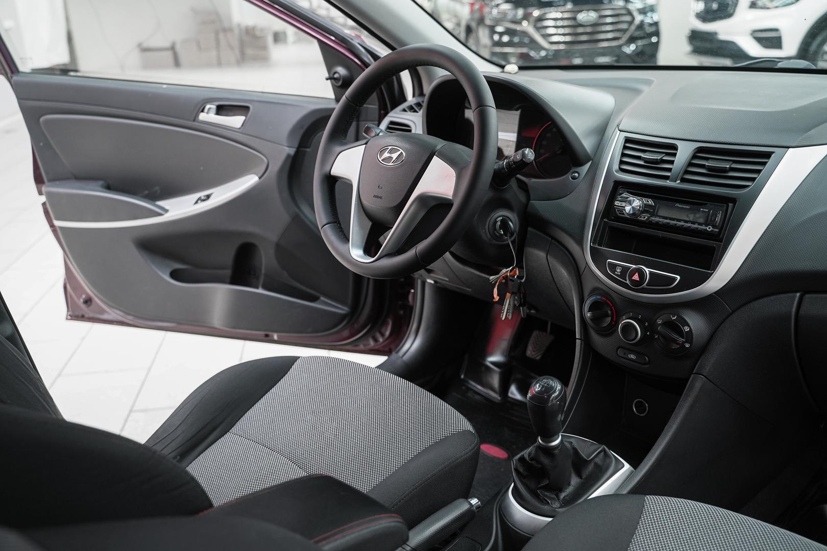 Hyundai Solaris 2013, фиолетовый, ДЦ Орехово