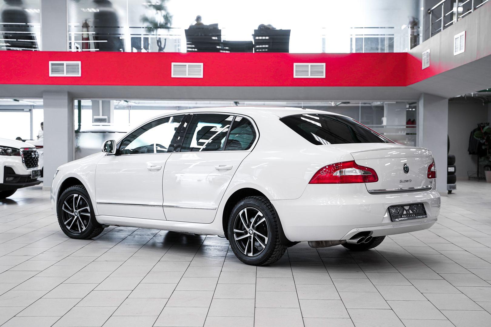 Skoda Superb 2011, белый, ДЦ Орехово