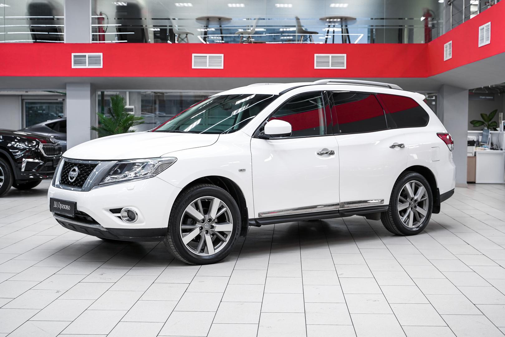 Nissan Pathfinder 2015, белый, ДЦ Орехово
