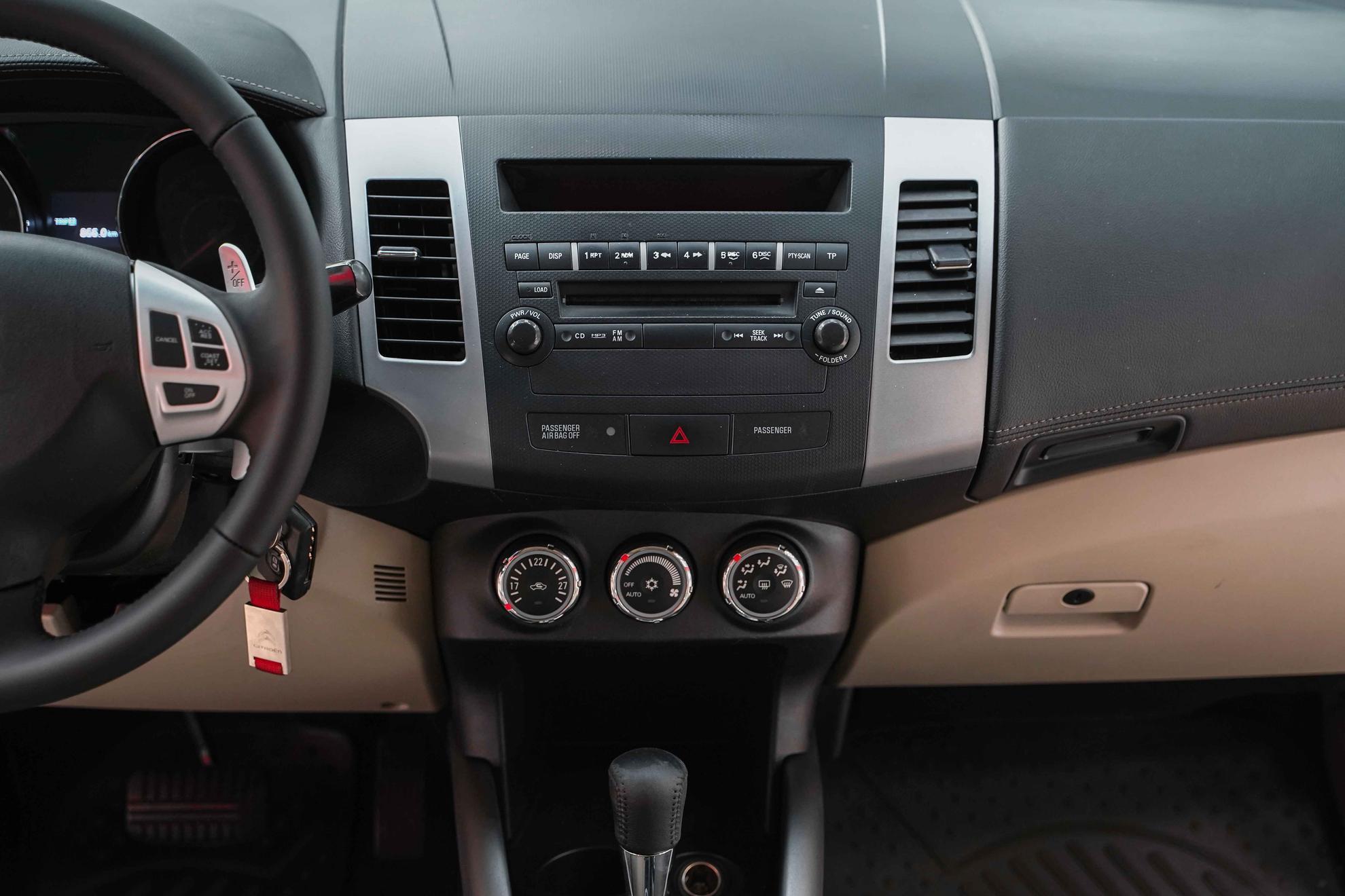 Citroen C-Crosser 2011, белый, ДЦ Орехово