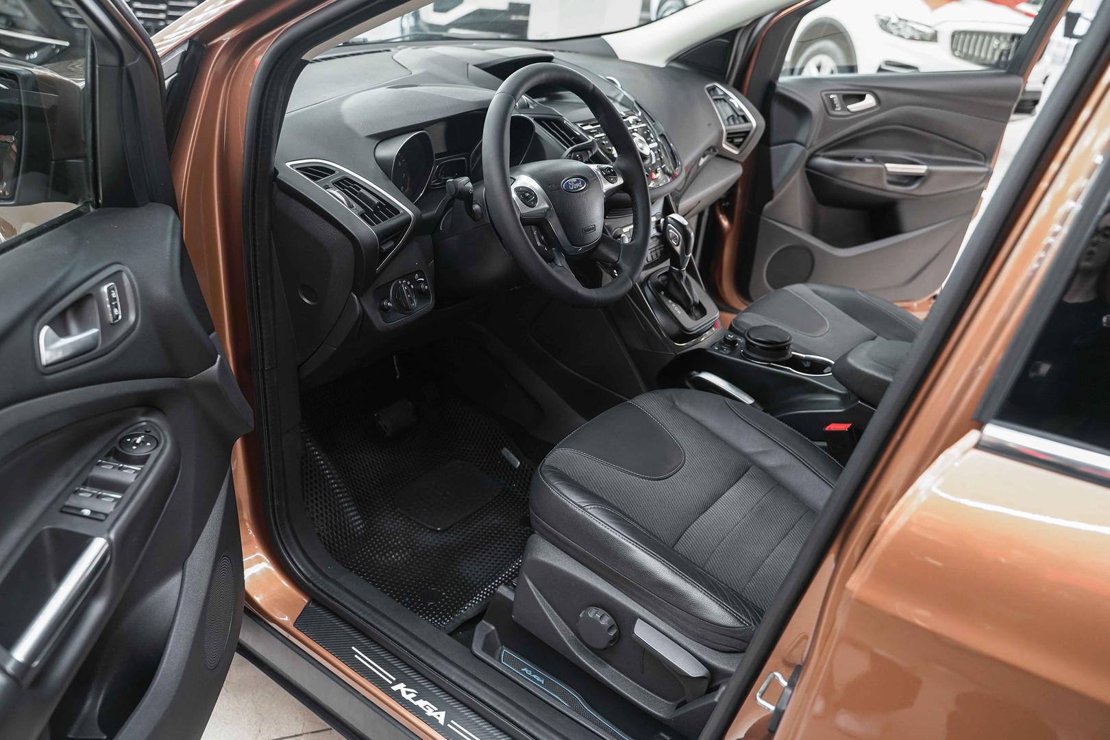 Ford Kuga 2013, золотой, ДЦ Орехово