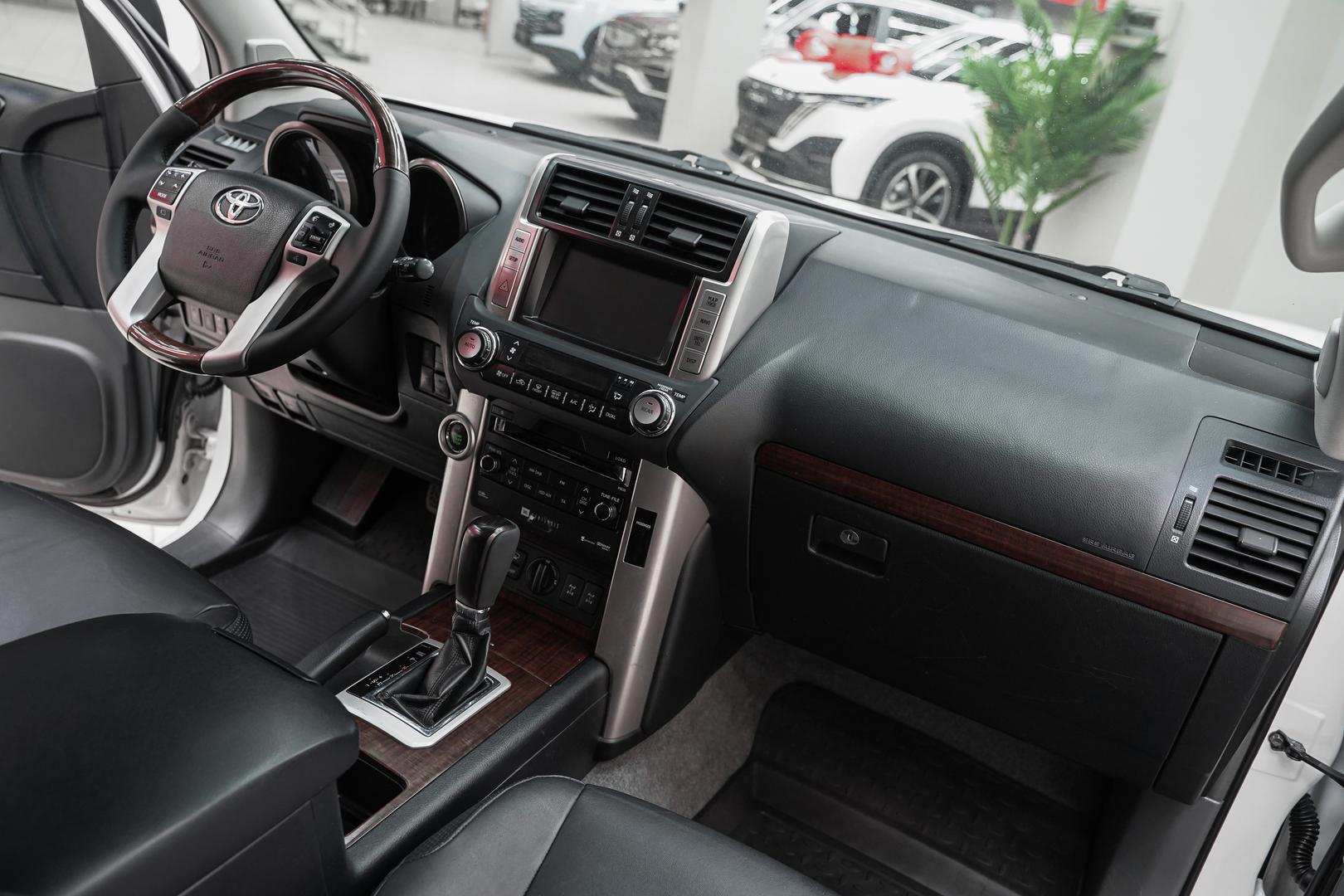 Toyota Land Cruiser Prado 2011, белый, ДЦ Орехово